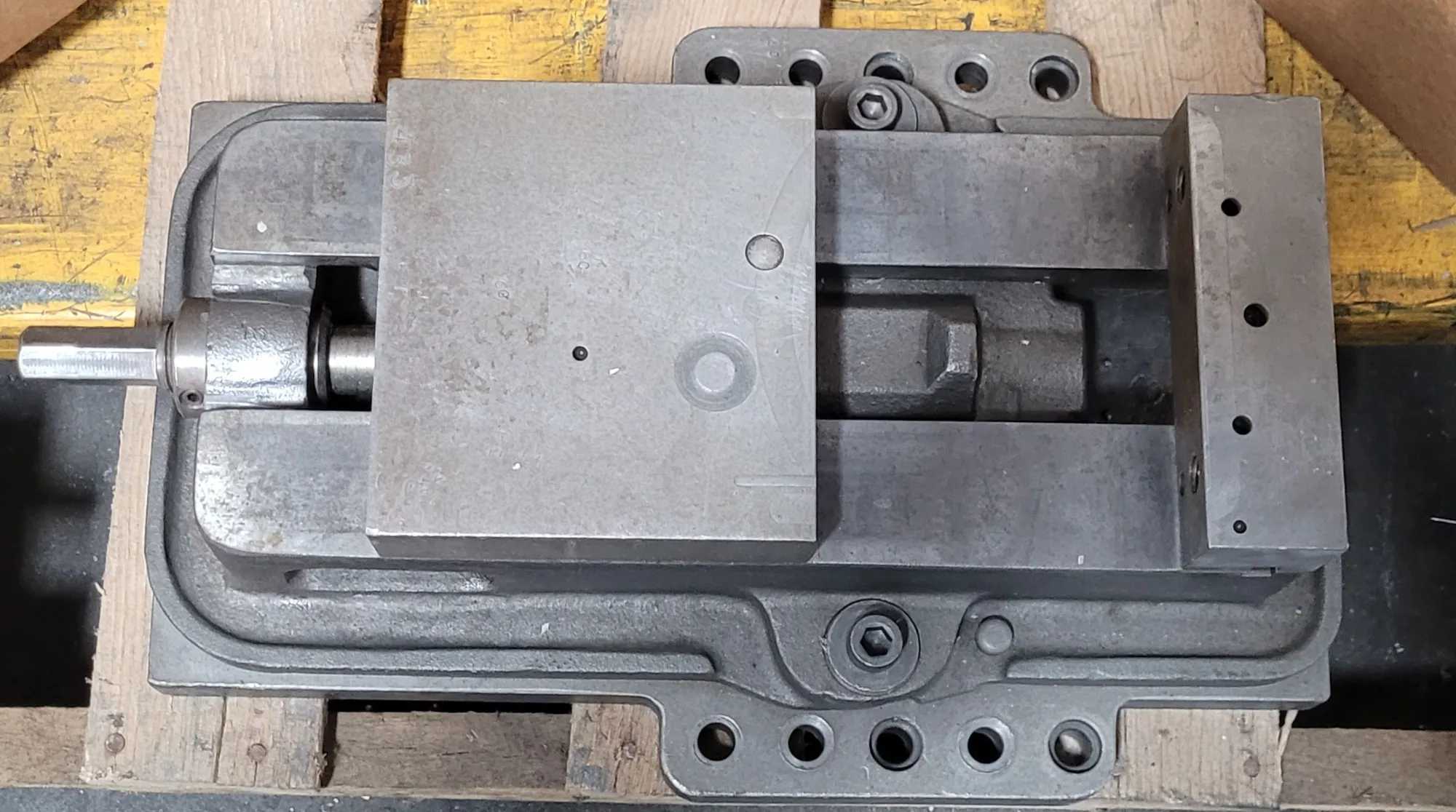 KURT D60 MACHINIST VISE 6" JAW OPENING - MACHINE TOOLING