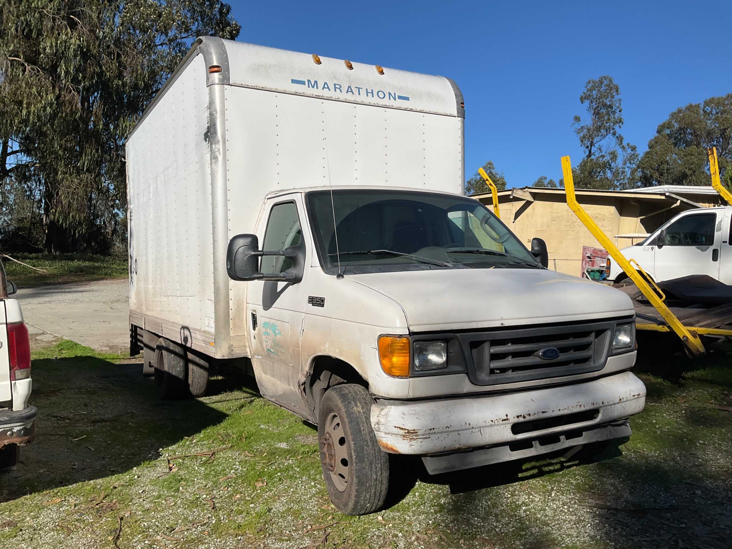 2004 FORD E-350 STRAIGHT CARGO TRUCK - BOX TRUCKS