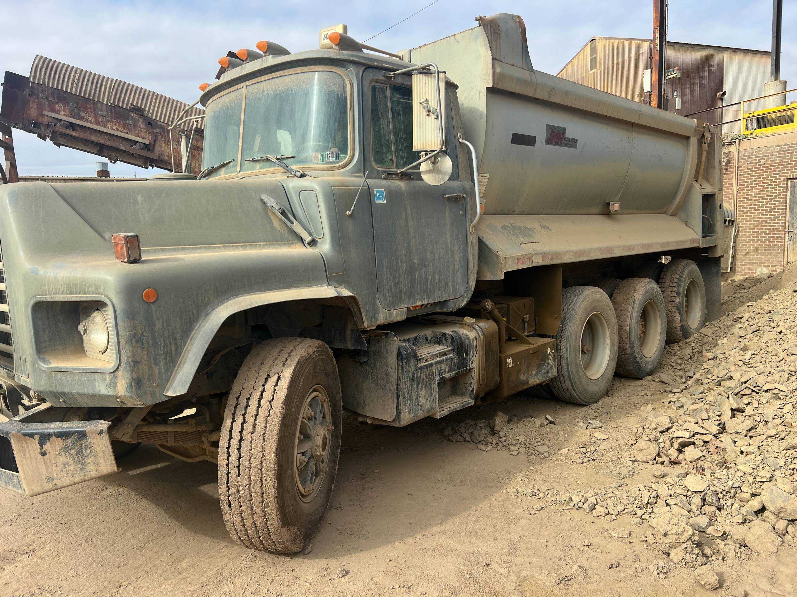 2005 MACK DM6905 DUMP TRUCK - DUMP TRUCK