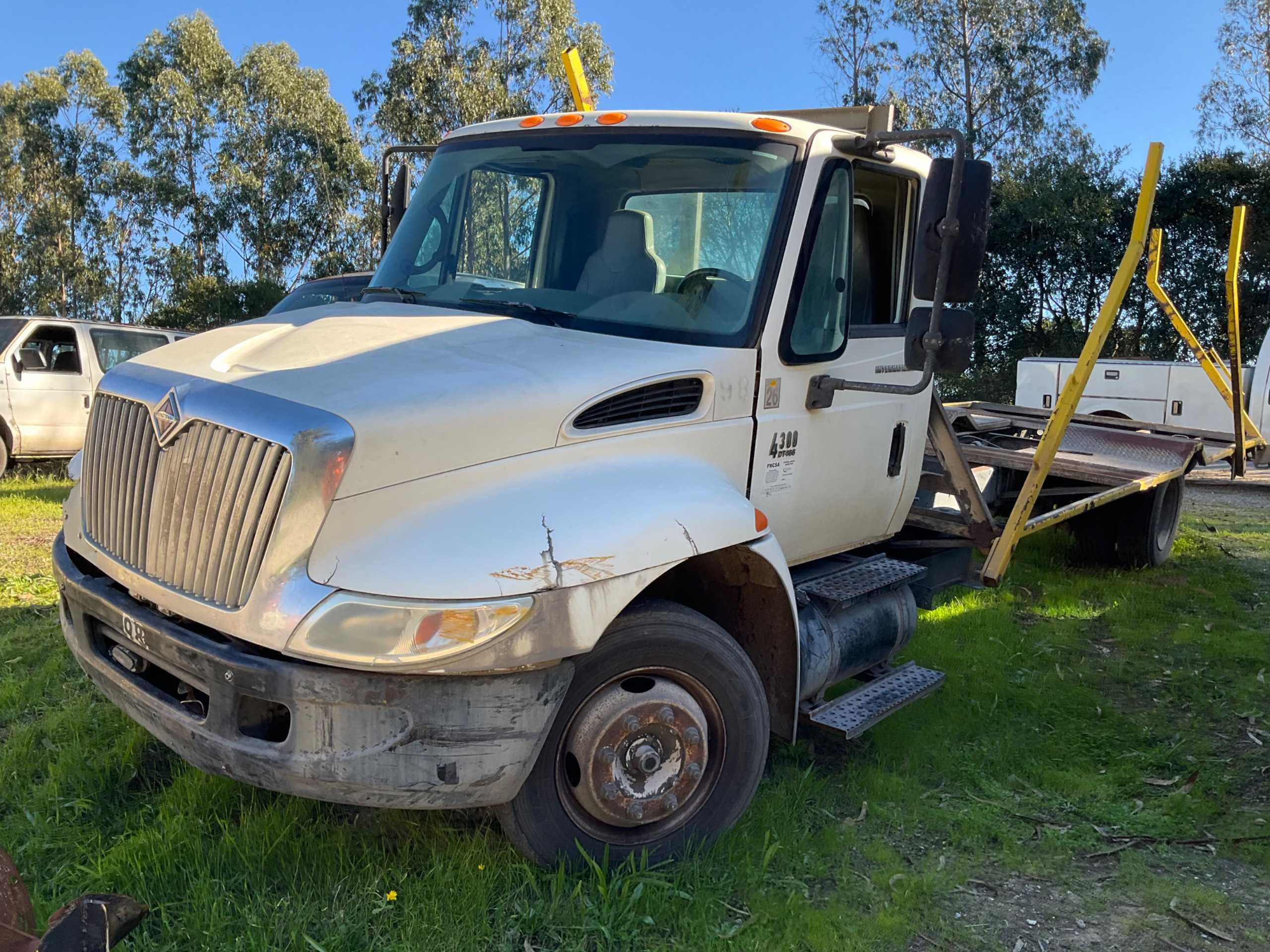 2003 INTERNATIONAL 4300 FLATBED TRUCK - FLATBED TRUCKS