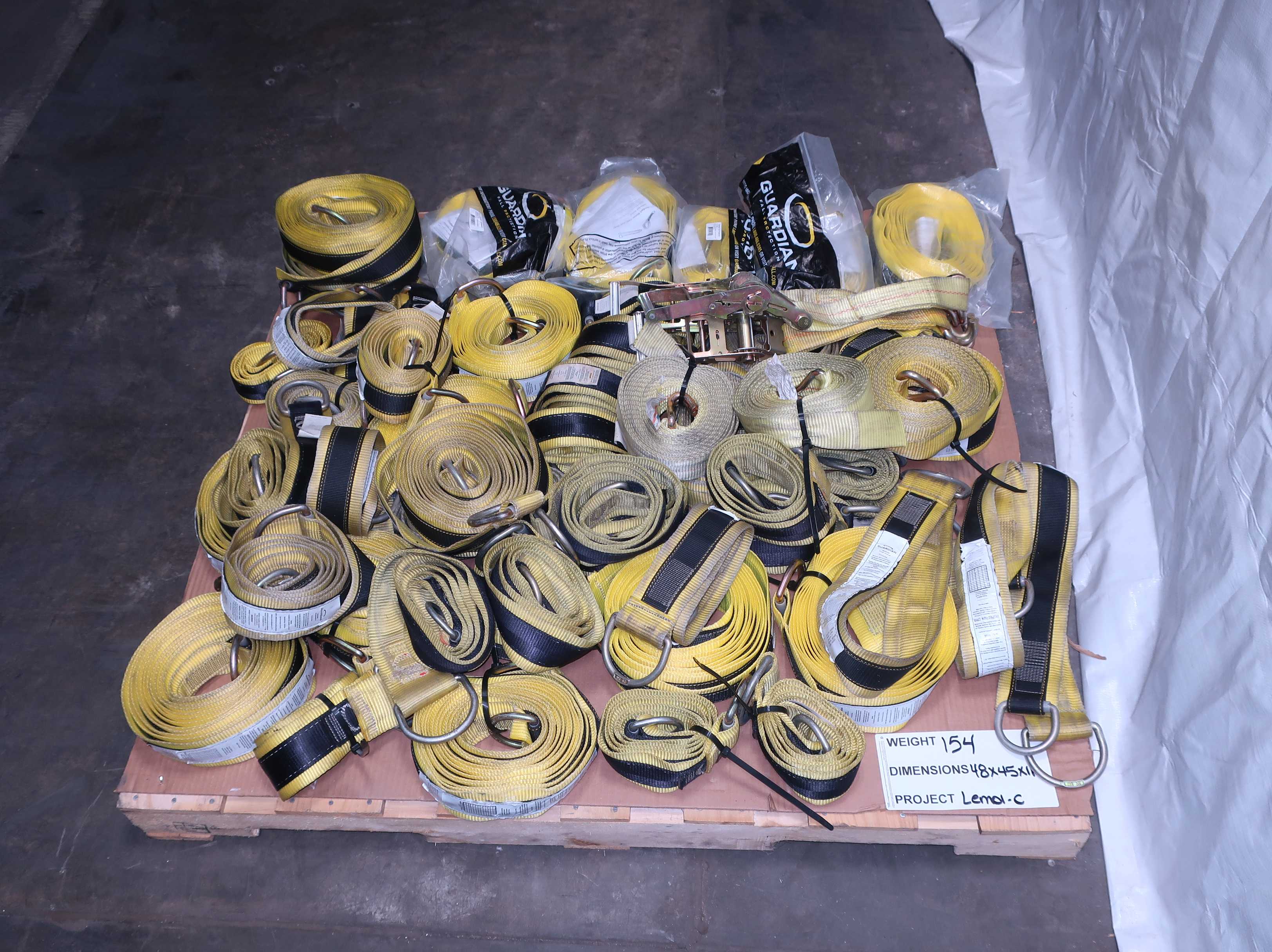 PALLET OF ASSORTED CROSS ARM STRAPS AND RATCHETING TIE DOWN STRAPS - LIFTING EQUIPMENT