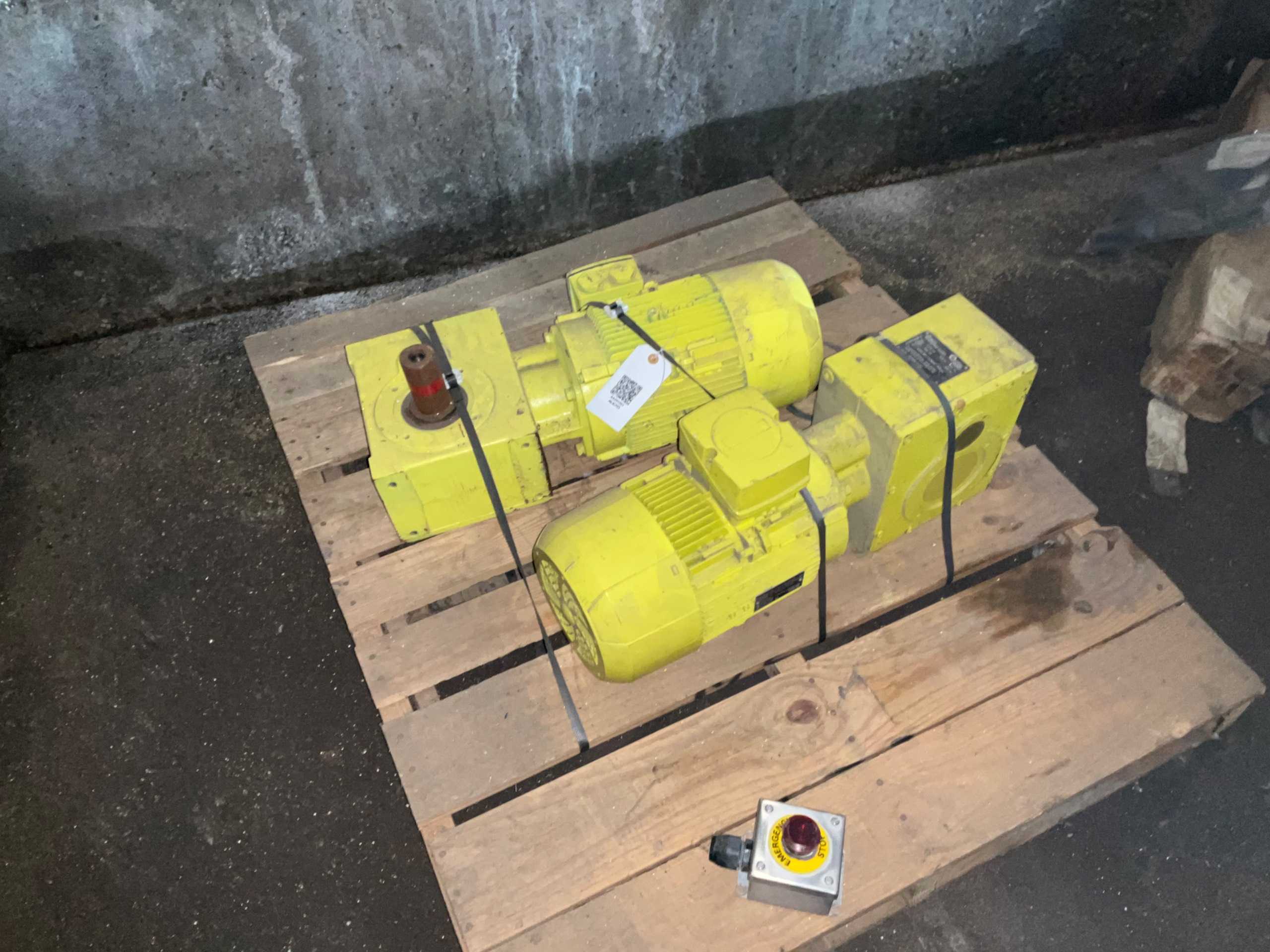 QTY 2: BEGE K452-MA-112M40 MOTORS - GEARMOTOR