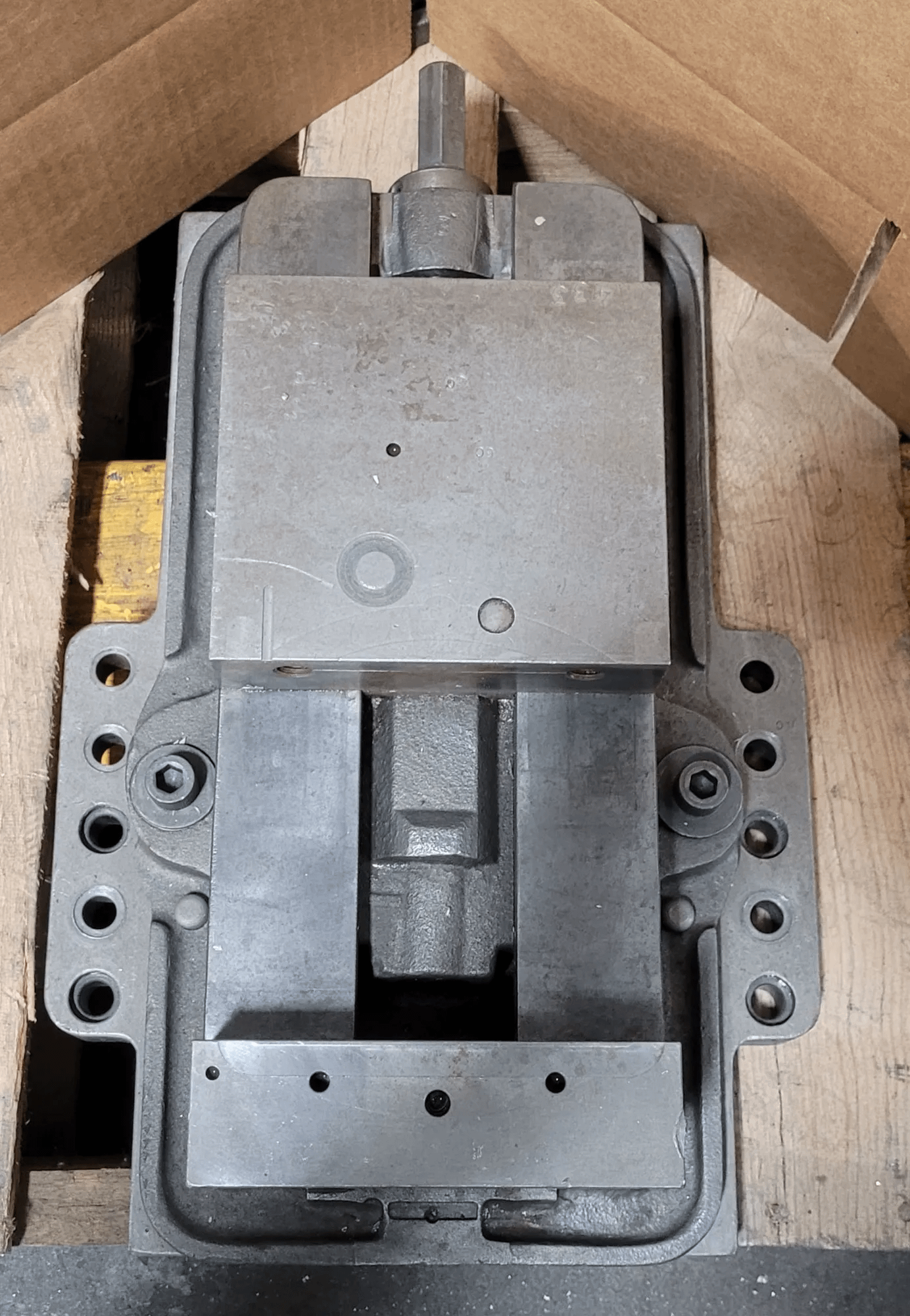 KURT D60 MACHINIST VISE, 6-INCH JAW OPENING, INTEGRATED BASE - MACHINE TOOLING