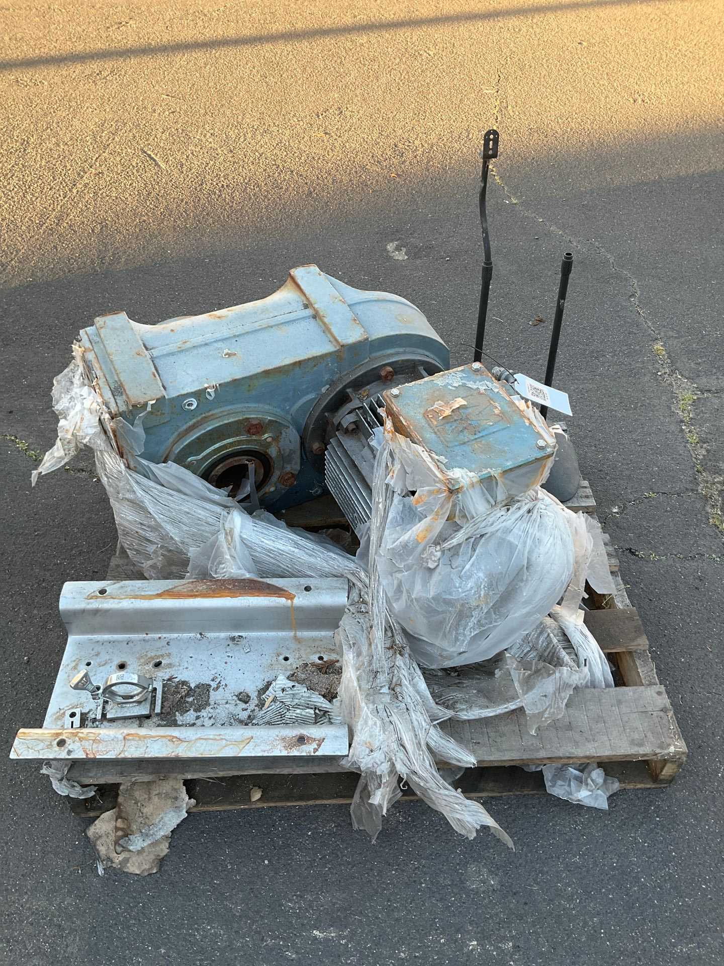 MOTOR AND GEAR BOX - MOTOR & GEARBOX ASSEMBLY