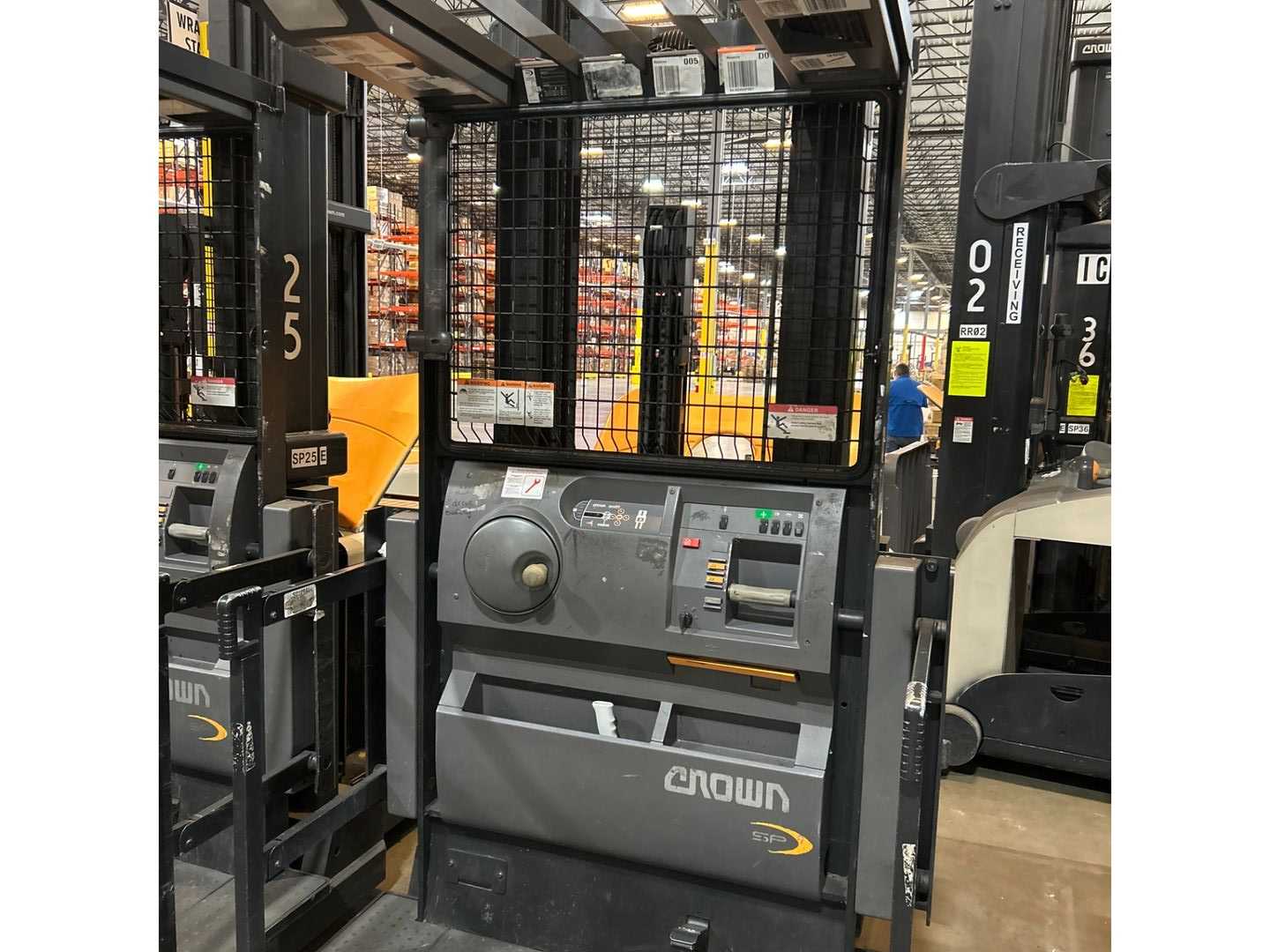 CROWN SP4050-30 ORDER PICKER - ORDER PICKER