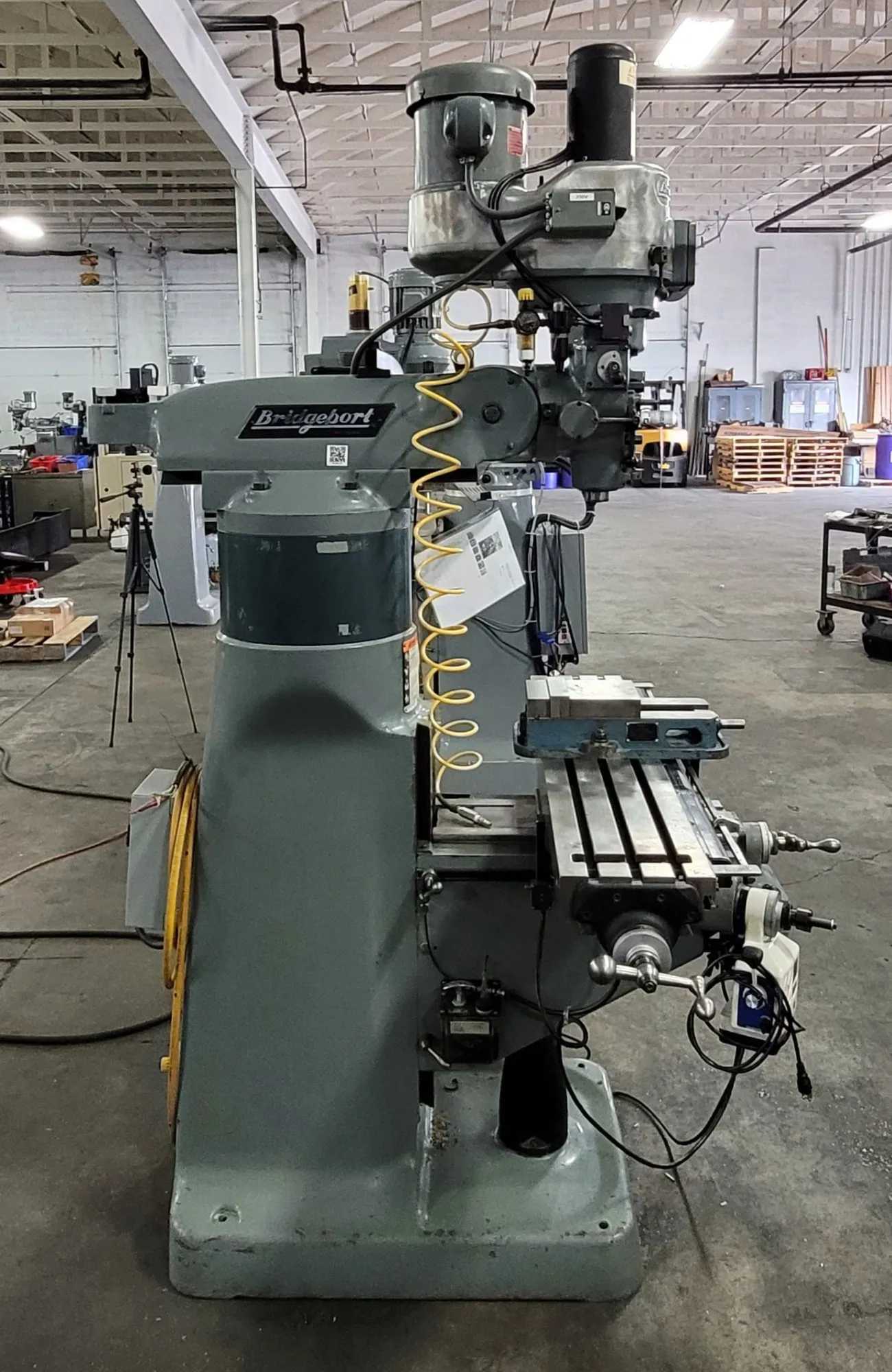BRIDGEPORT 2HP MILL W/8" RISER, SERVO PF, DRO, PDB - PRECISION MACHINING POWERHOUSE! - VERTICAL MILLING MACHINES