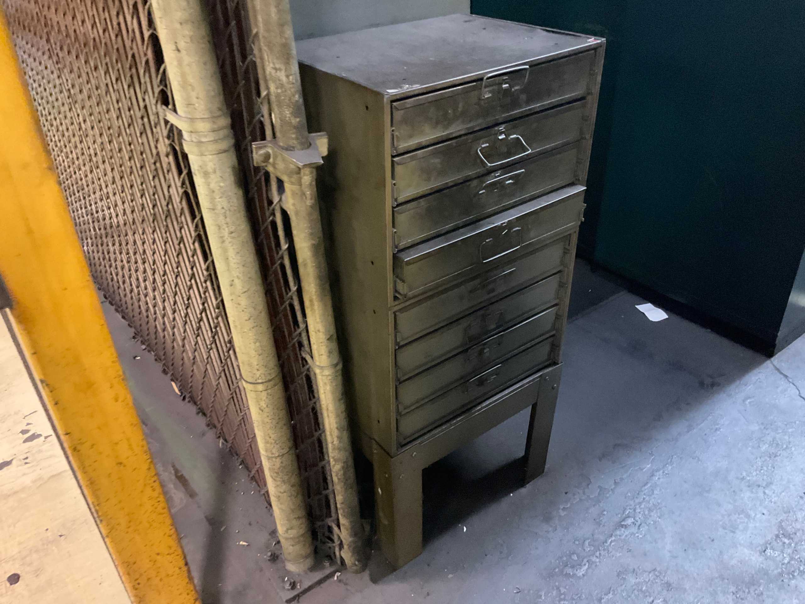 FREESTANDING STORAGE CABINET FREESTANDING STORAGE CABINET