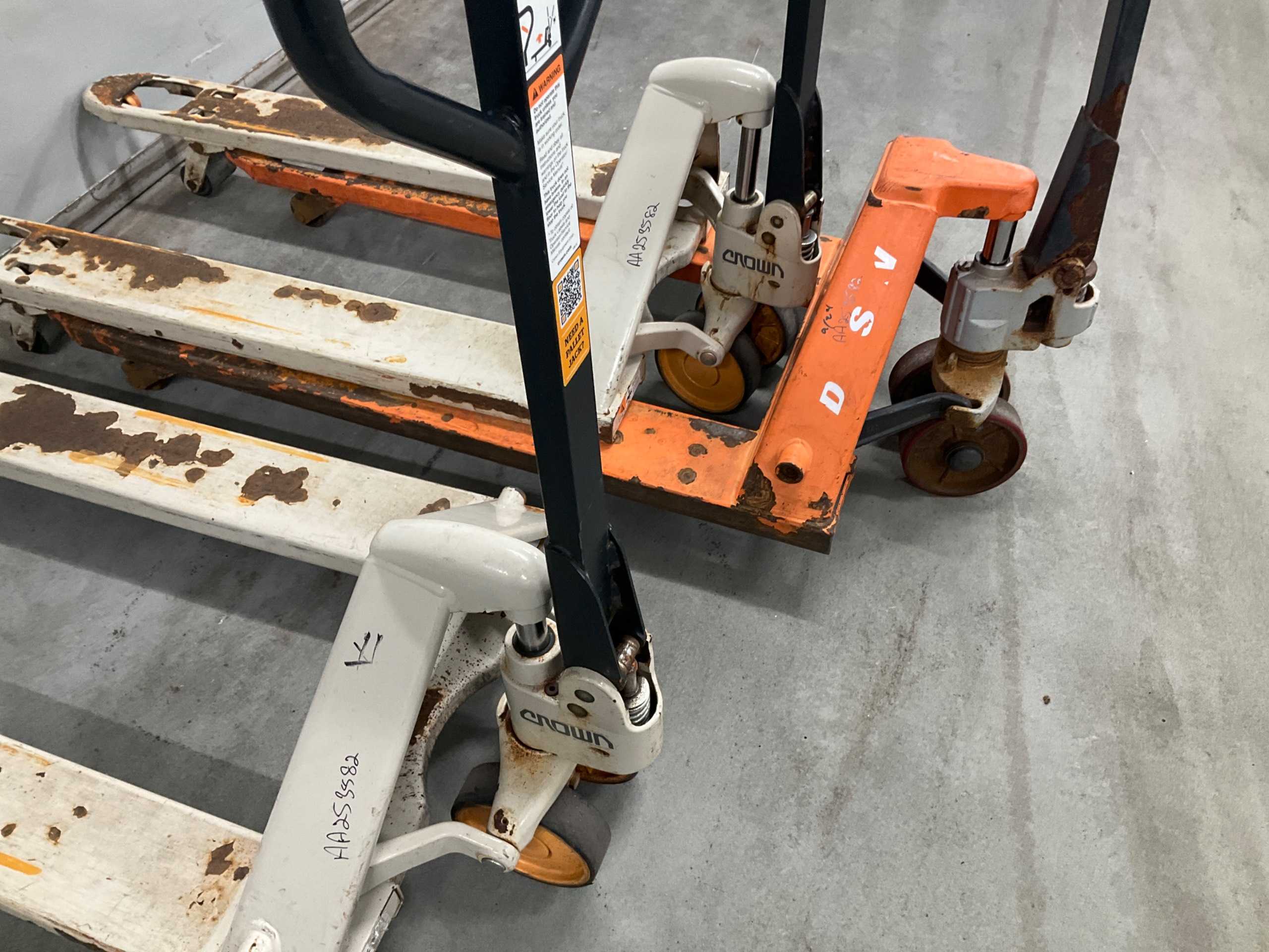 QTY 5: MANUAL PALLET JACK - MANUAL PALLET JACKS