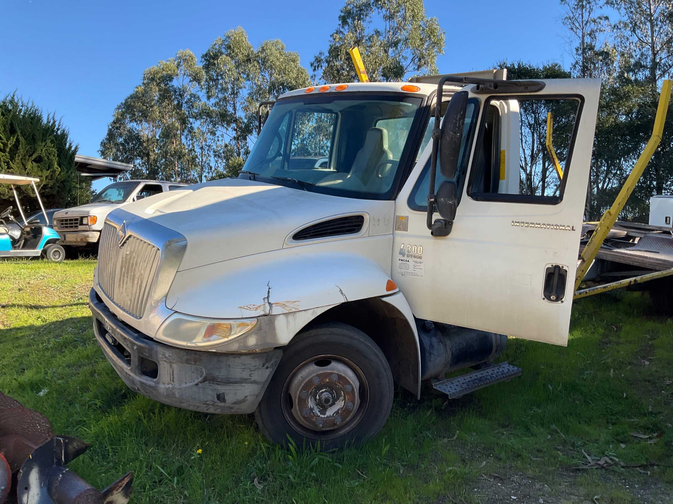 2003 INTERNATIONAL 4300 FLATBED TRUCK - FLATBED TRUCKS