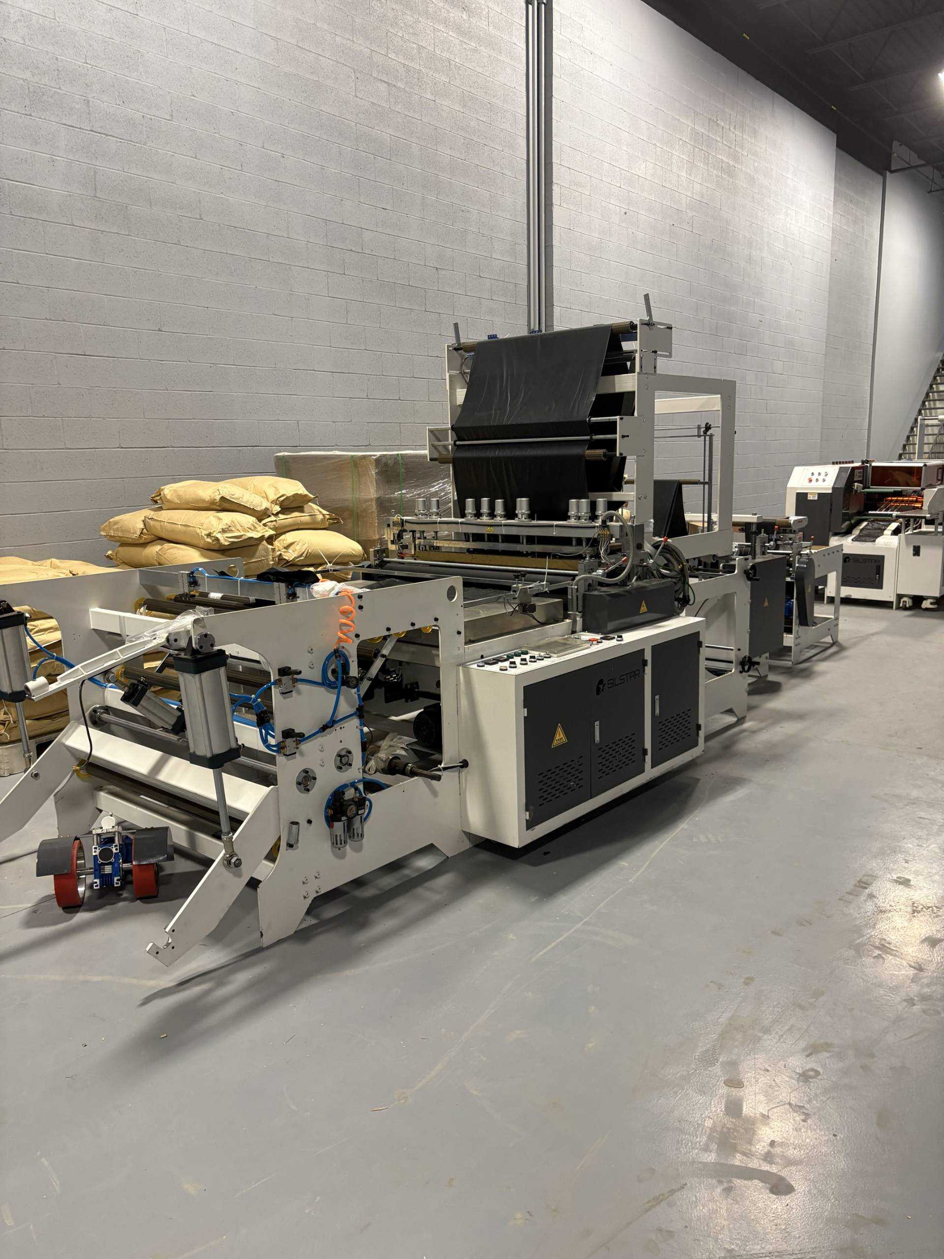 NEW SILSTAR GBDR-1000 INTERLEAF S-TYPE GARBAGE BAG MACHINE, AUTO, 50-140 PCS/MIN - PACKAGING