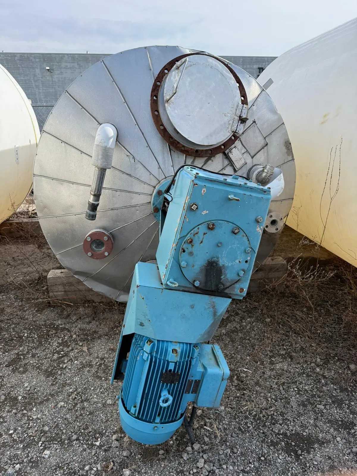 CHEMINEER 3HTA20 JACKETED SS REACTOR, 2600 GAL, 20HP, COIL, 80X80X120IN, 5000KG - TANKS