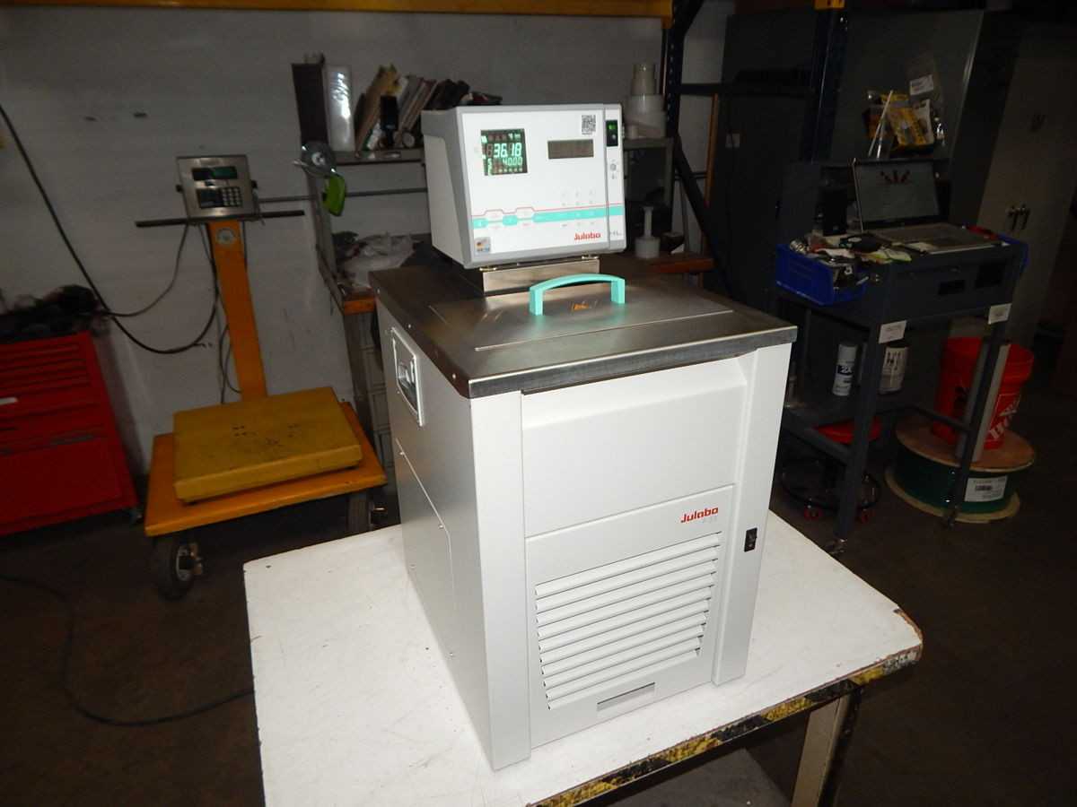 JULABO F33 CIRCULATOR, -30/+200C TEMP, +/-0.01C STAB, 2KW HEAT, 0.3KW COOL, 22L/MIN FLOW, 30KG - LAB & SCIENTIFIC