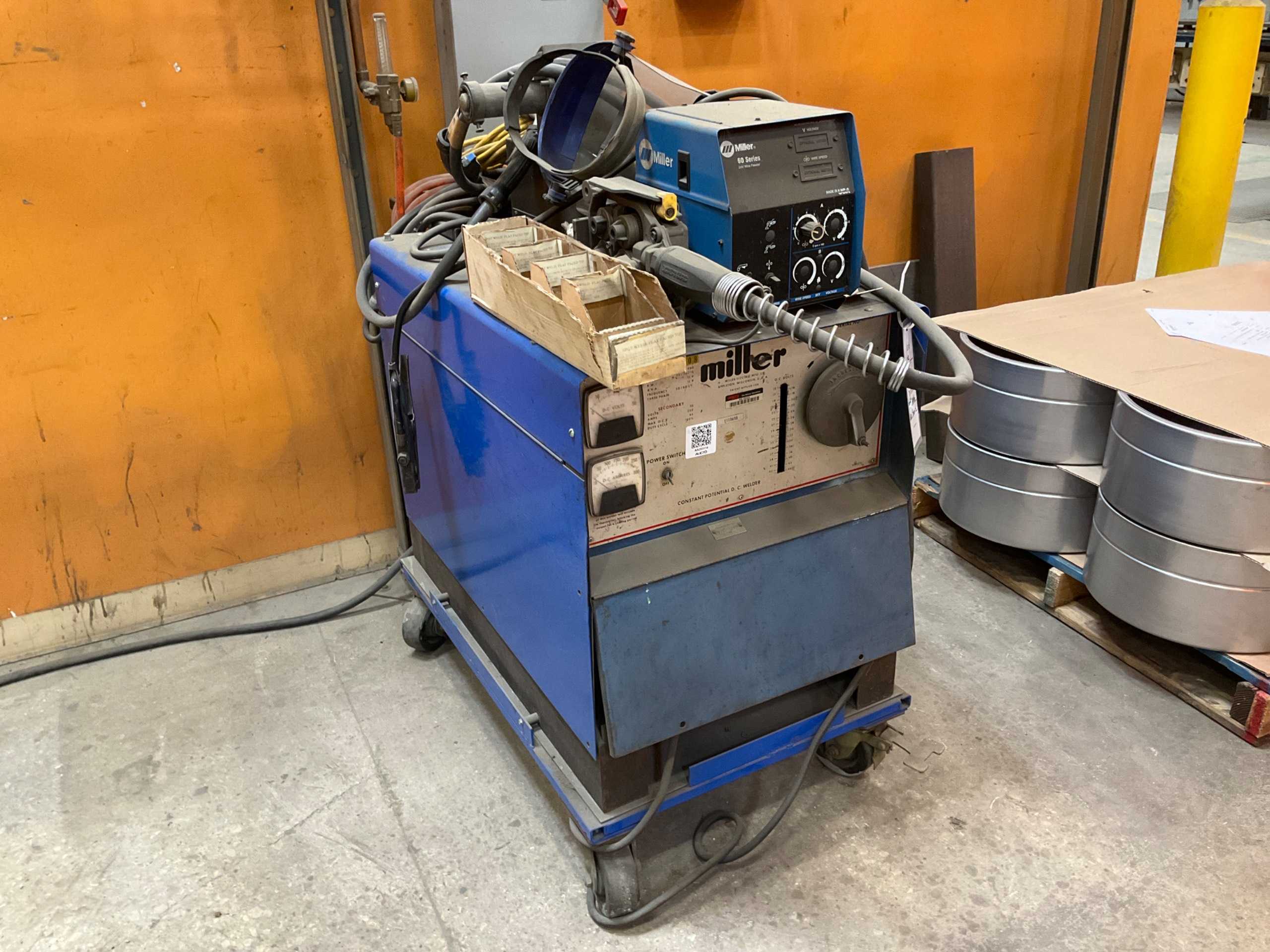 MILLER CP-250TS WELDER - WELDING EQUIPMENT