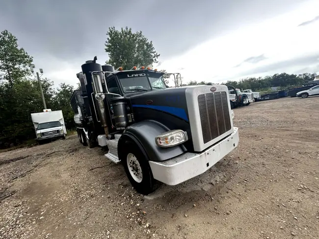 2015 PETERBILT 367 LANDSHARK HYDRO EXCAVATION TRUCK - PETERBILT - undefined