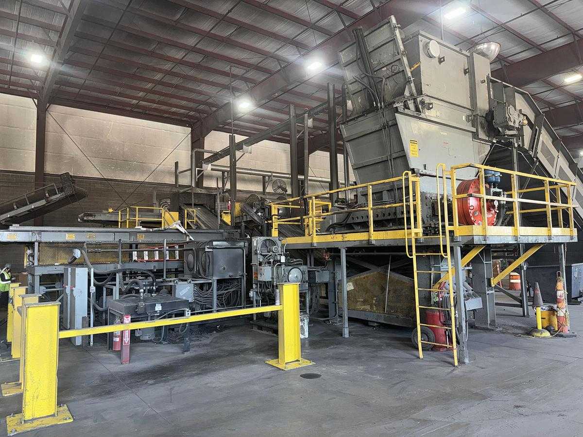 SHRED-TECH ST-500 INDUSTRIAL SHREDDER, TWIN 300HP HAGGLUNDS DRIVES, HYDRAULIC RAM - SHREDDERS