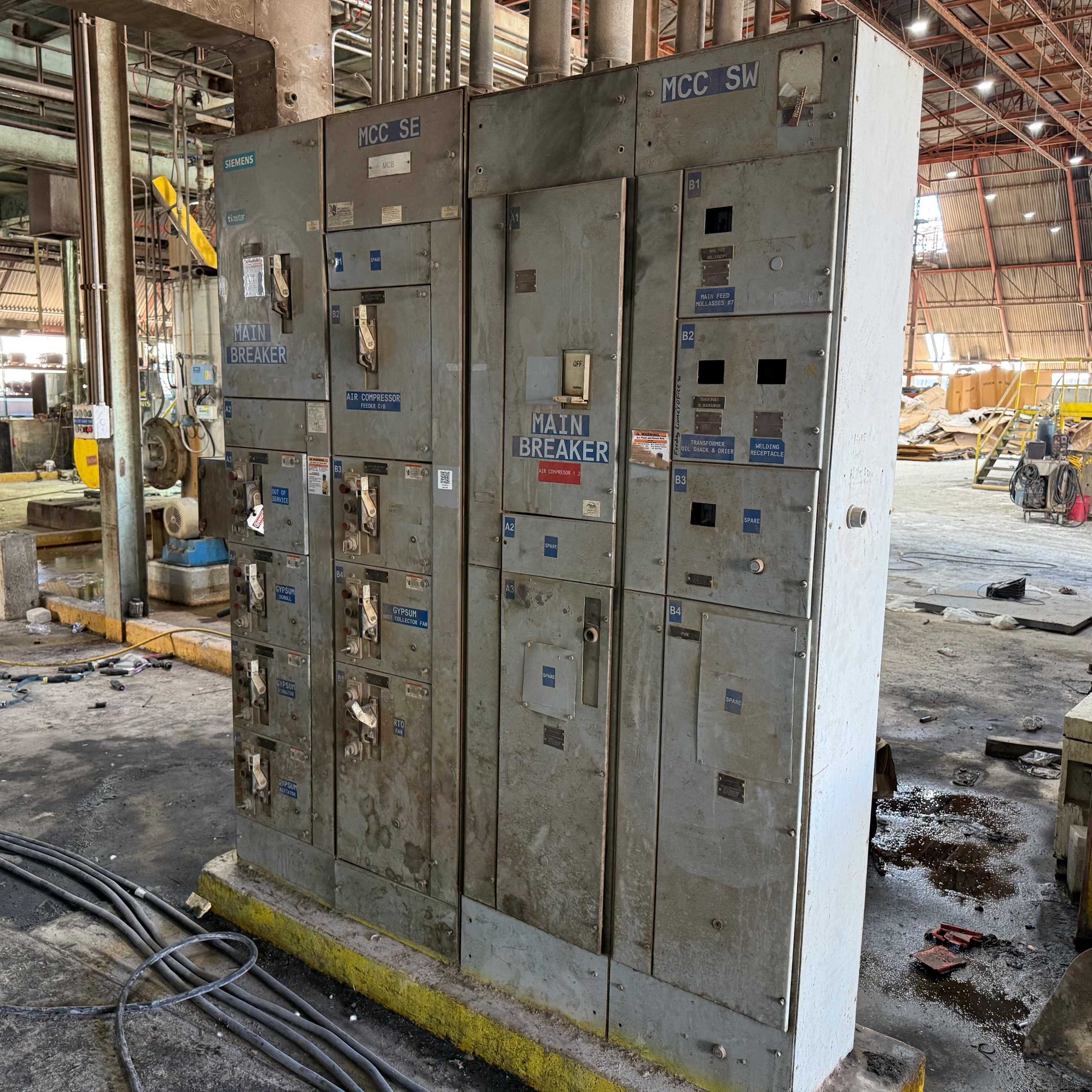 BULK QTY OF SIEMENS MCC, 4 SECTIONS, 10 STARTERS - MOTOR CONTROL CENTERS