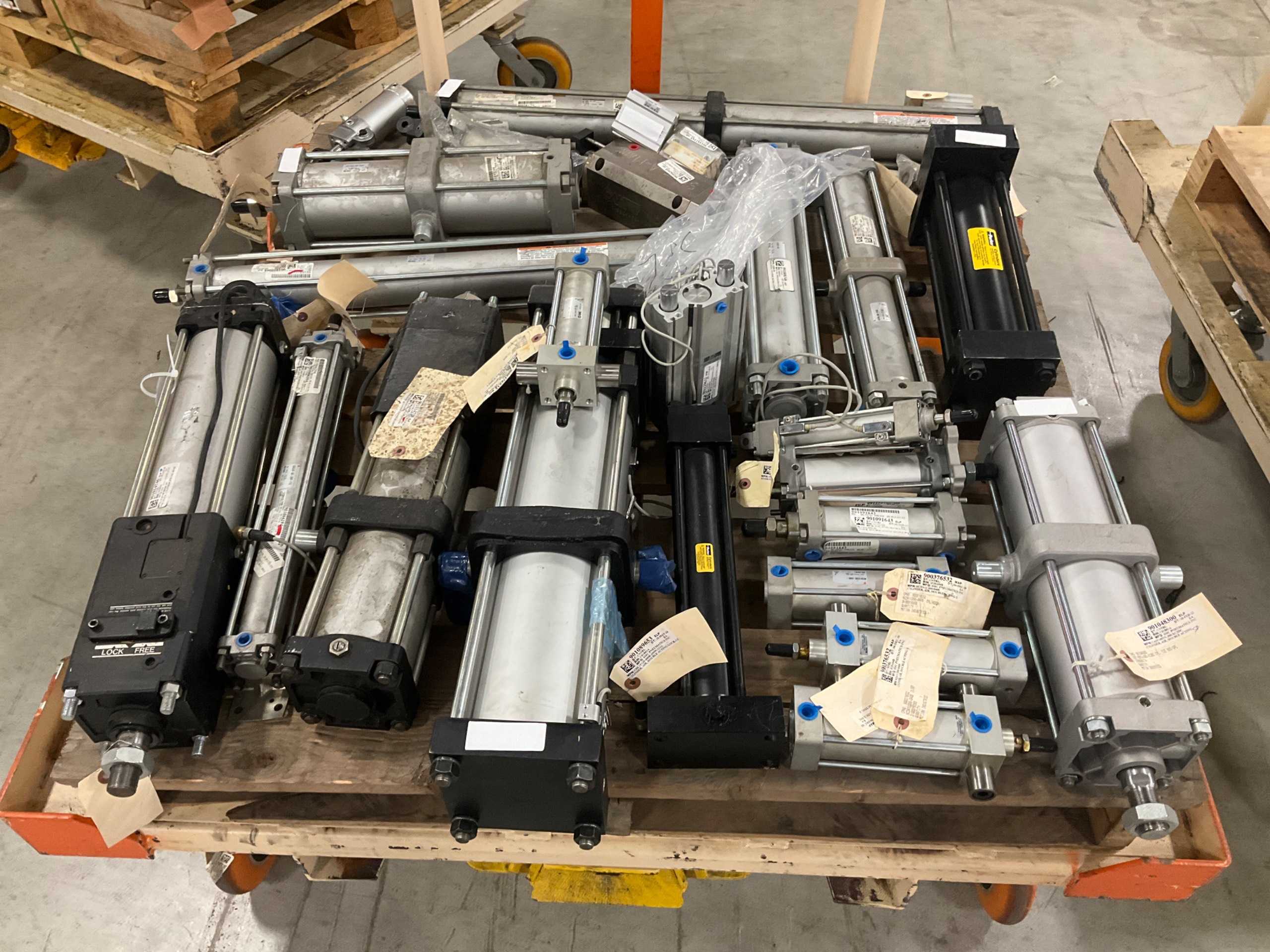 BULK QTY OF PNEUMATIC & HYDRAULIC CYLINDERS - PNEUMATIC CYLINDER