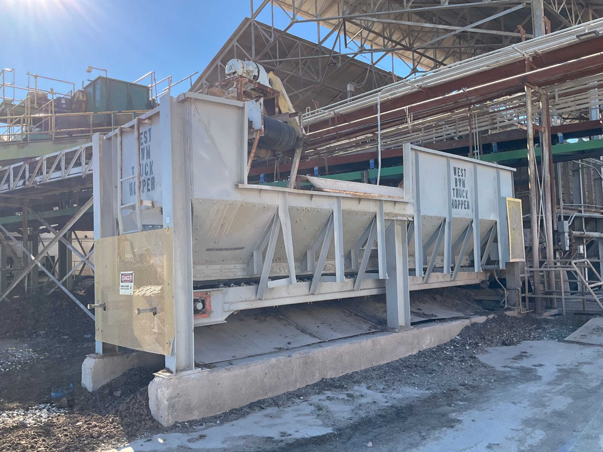 LIVE BOTTOM HOPPER FEEDER - FEEDERS