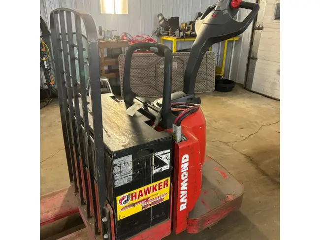 RAYMOND 8400 ELECTRIC PALLET JACK - undefined