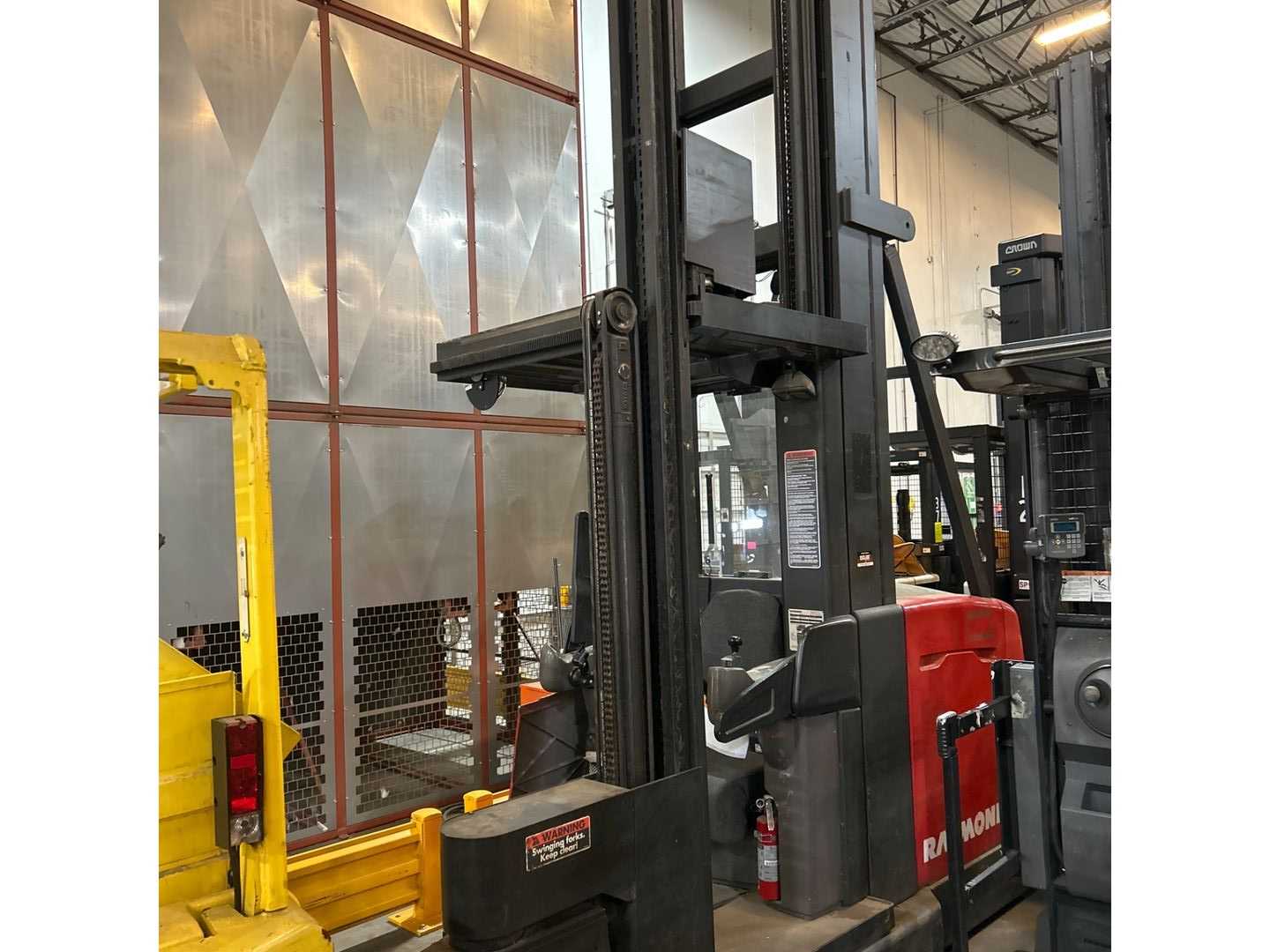 RAYMOND SA-CSR30T REACH TRUCK - REACH TRUCKS