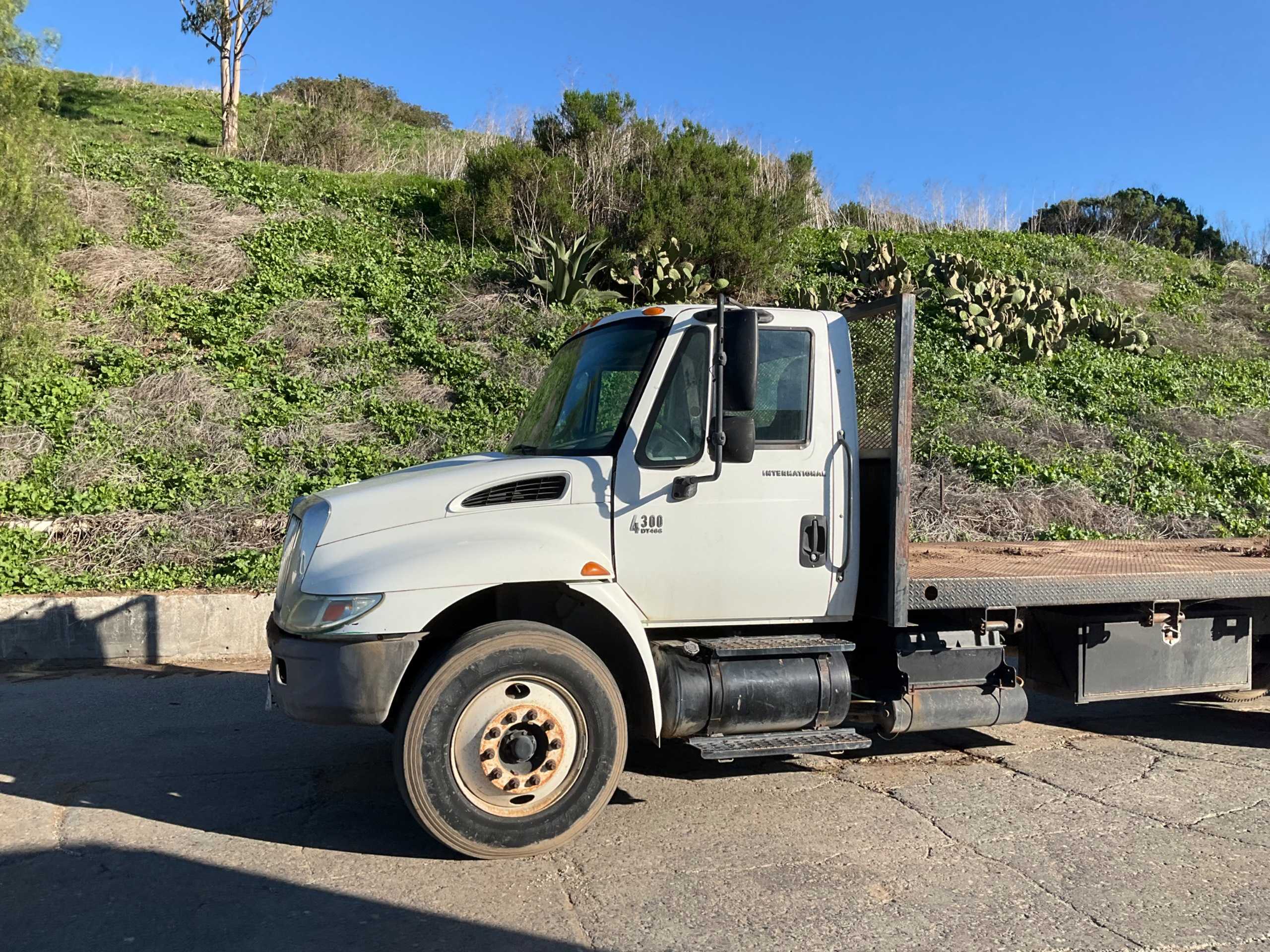 2003 INTERNATIONAL 4300 SBA 4X2 FLATBED TRUCK - FLATBED TRUCK