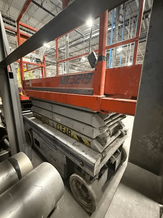 1995 SKYJACK M3219 SCISSOR LIFT, 19FT HT, 500LB CAP, 2520LB WT, 24V DC - SCISSOR LIFTS