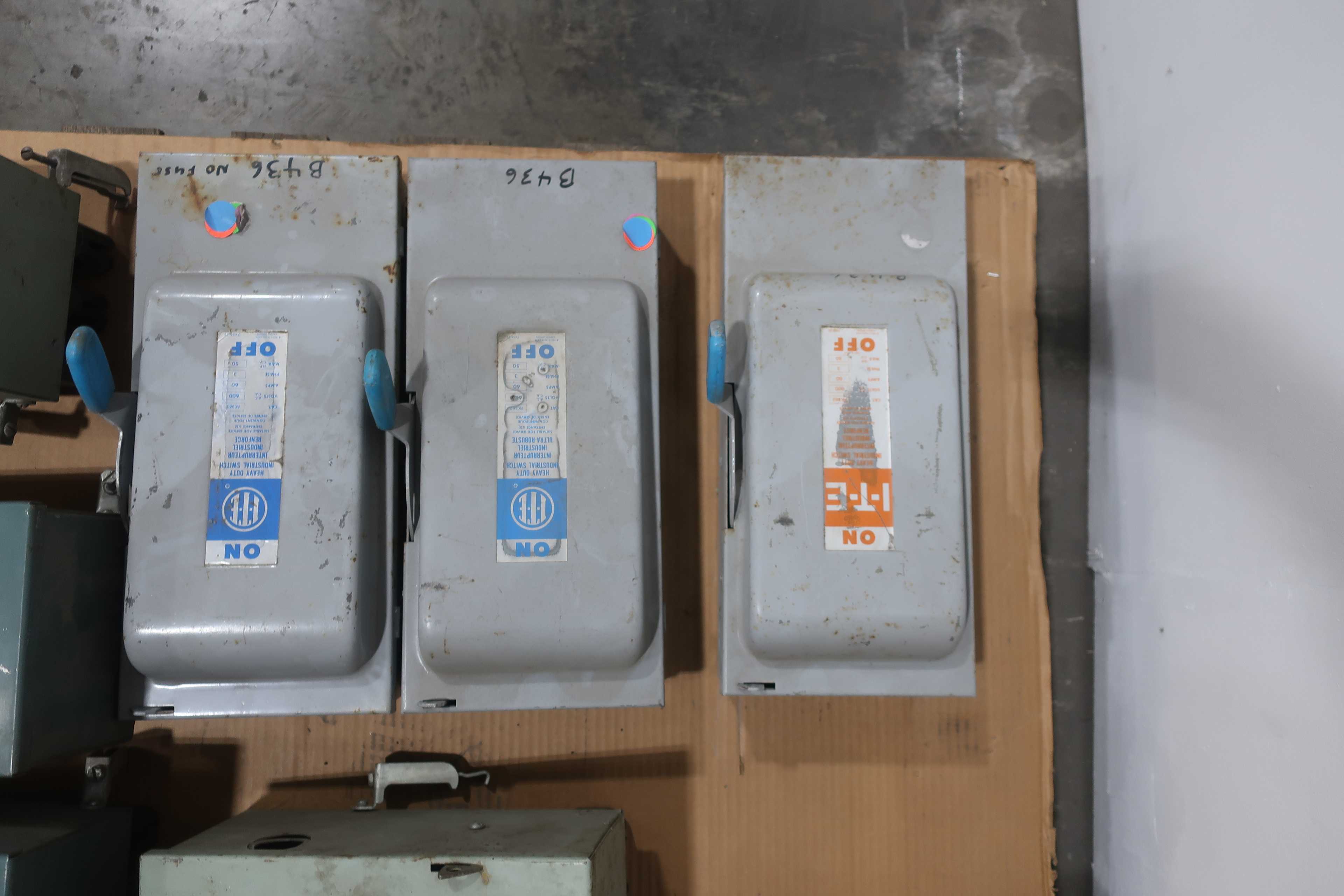 SKU 1733286 - 2 PALLETS OF ASSORTED DISCONNECT SWITCHES - DISCONNECT SWITCHES