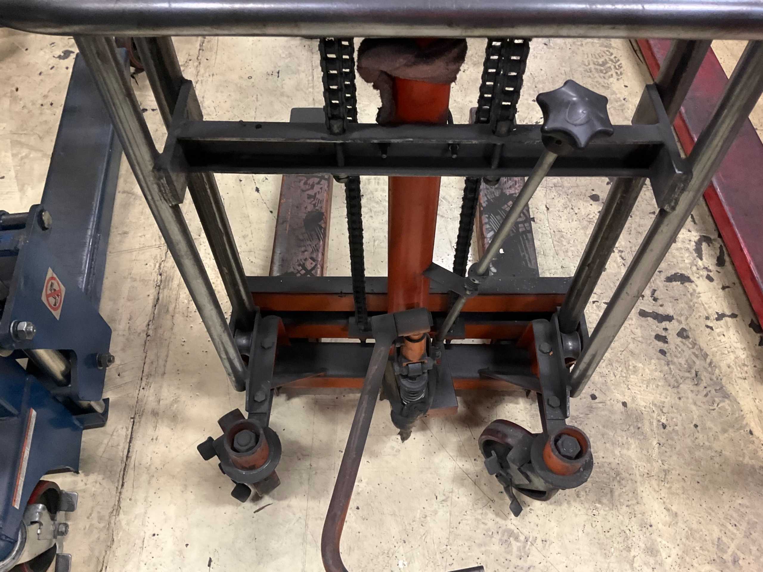 HYDRAULIC STRADDLE STACKER - MATERIAL HANDLING EQUIPMENT