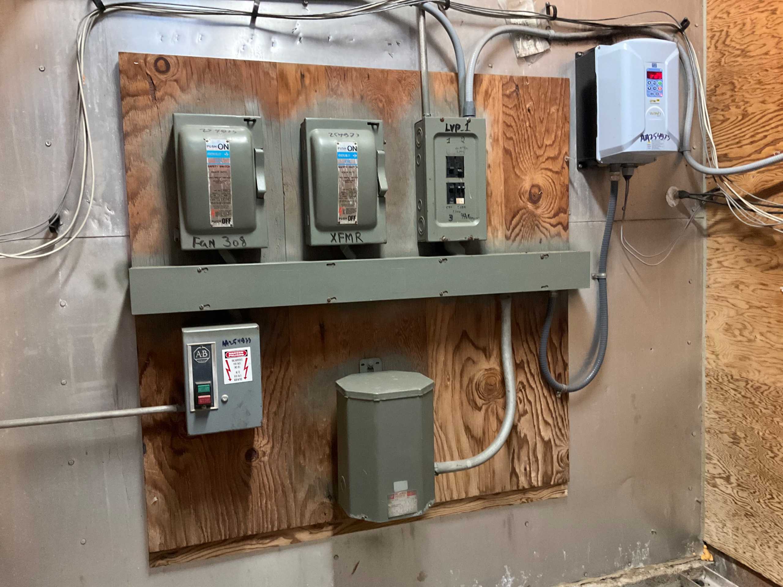 BULK QTY OF AUTOMATION & CONTROLS - AUTOMATION & CONTROLS