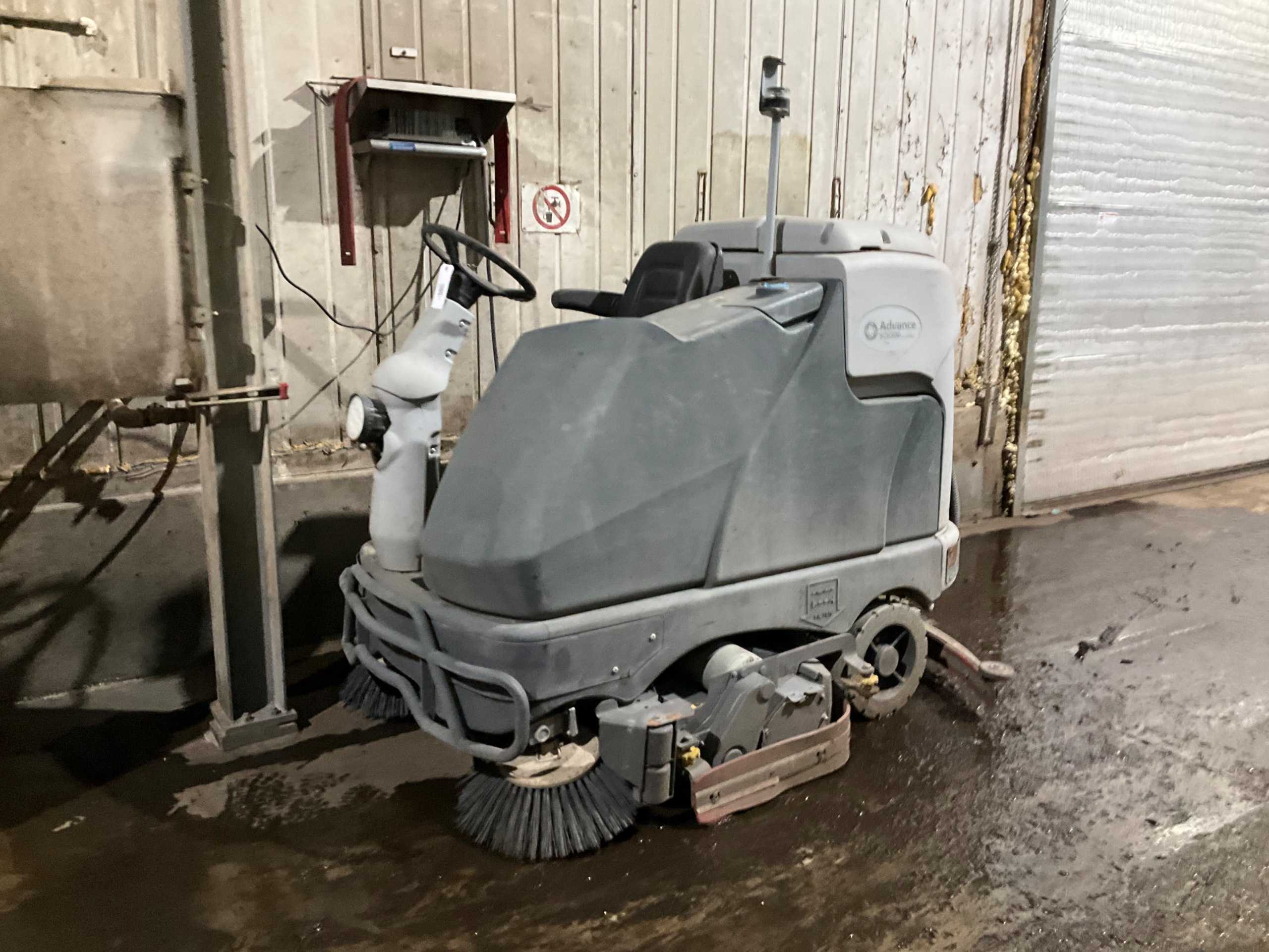 ADVANCE SC6500 48C FLOOR SCRUBBER - FLOOR SCRUBBERS