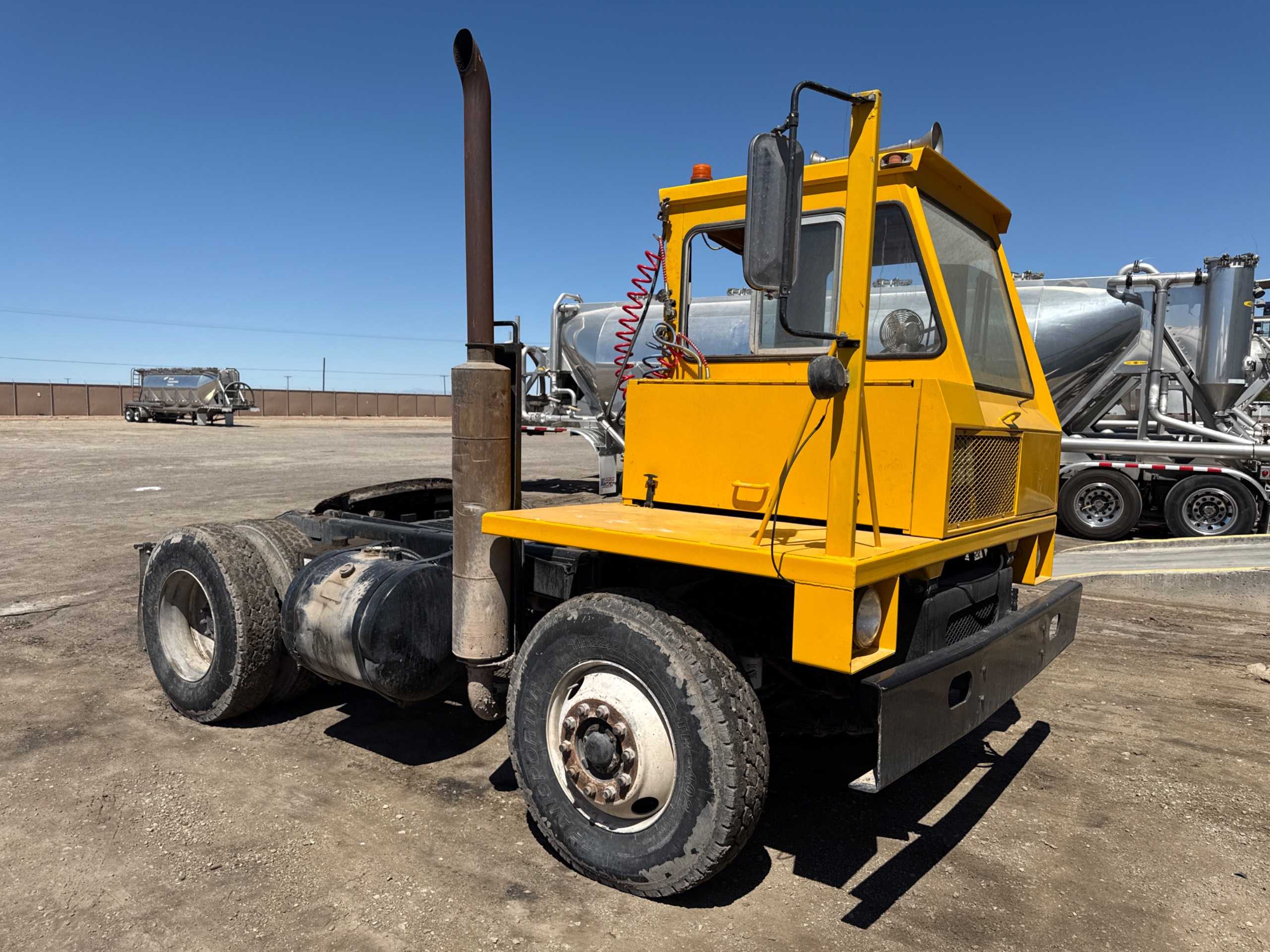 1982 OTTAWA 30 UTILITY TRUCK - UTILITY VEHICLES