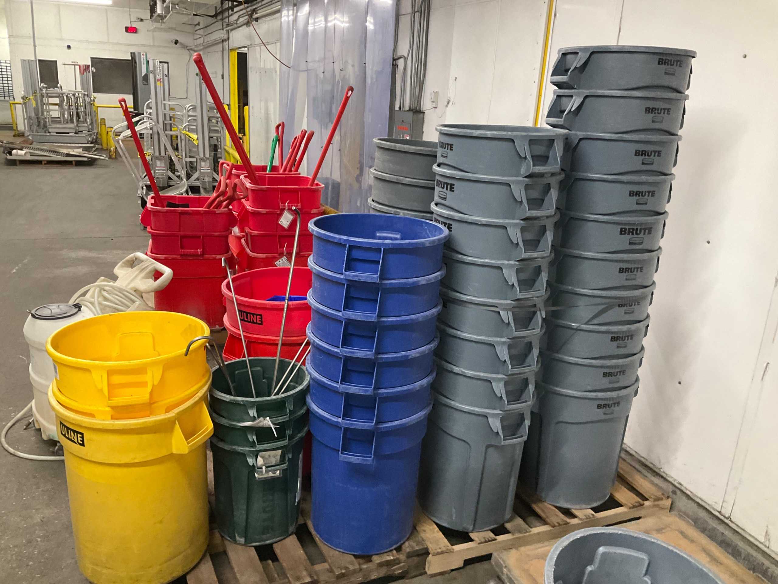 BULK QTY OF CLEANING EQUIPMENT - CLEANING EQUIPMENT