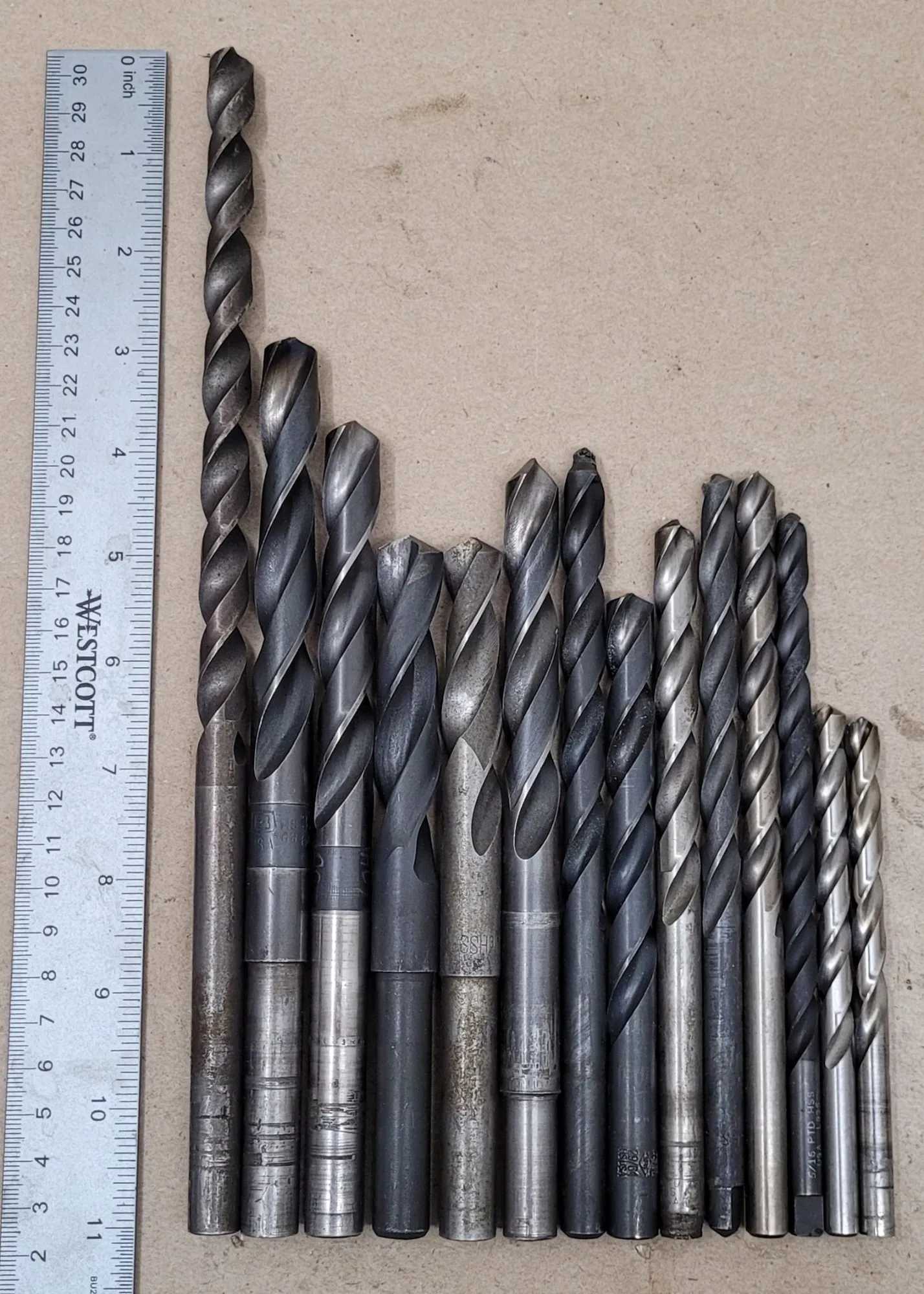 SET OF 14 HSS STRAIGHT SHANK TWIST DRILLS, FRACTIONAL AND METRIC SIZES, 3/64" TO 39/64" OAL - MACHINE TOOLING