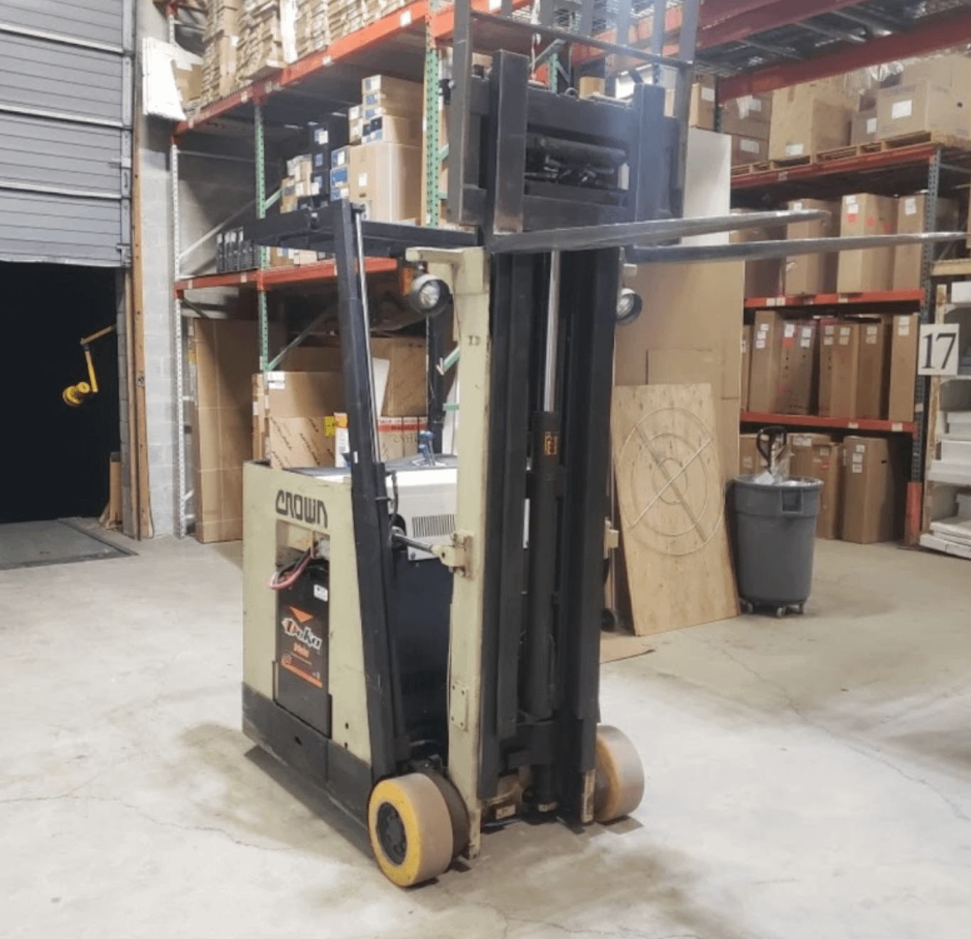 CROWN 35RCTT STAND-UP ELECTRIC COUNTERBALANCE FORKLIFT, 36V, 3500LB, 190IN LIFT, 7.2MPH - FORKLIFTS