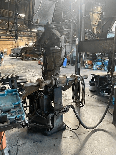 OSBORN 3161 ROTA-LIFT MOLDING MACHINE, TABLE 27.5X29IN, SQZ CYL 16IN, JOLT 2500LBS, WT 3550LBS - FOUNDRY MOLDING MACHINES