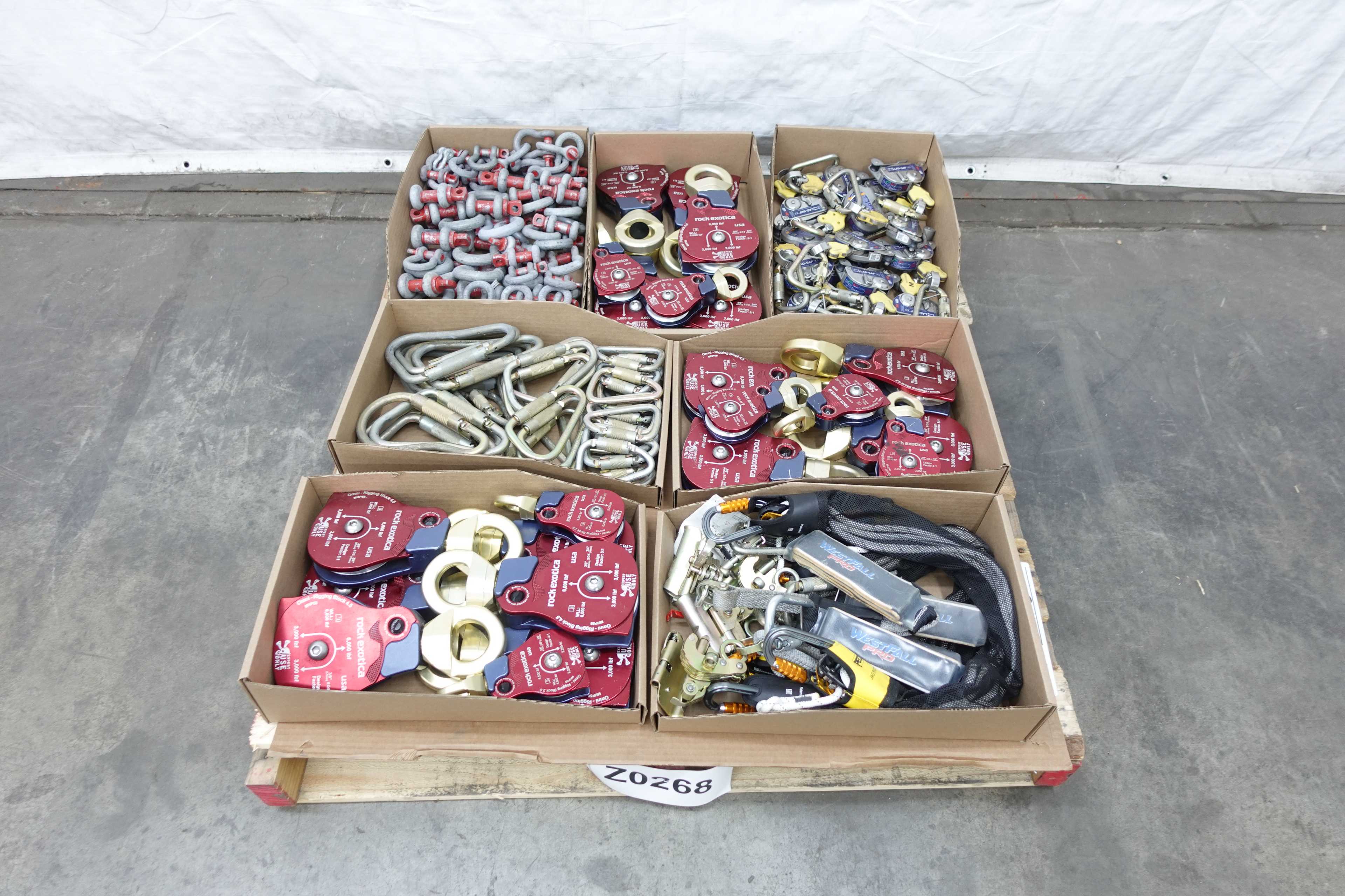 PALLET OF ASSORTED RIGGING BLOCKS AND CLEVIS - LIFTING EQUIPMENT