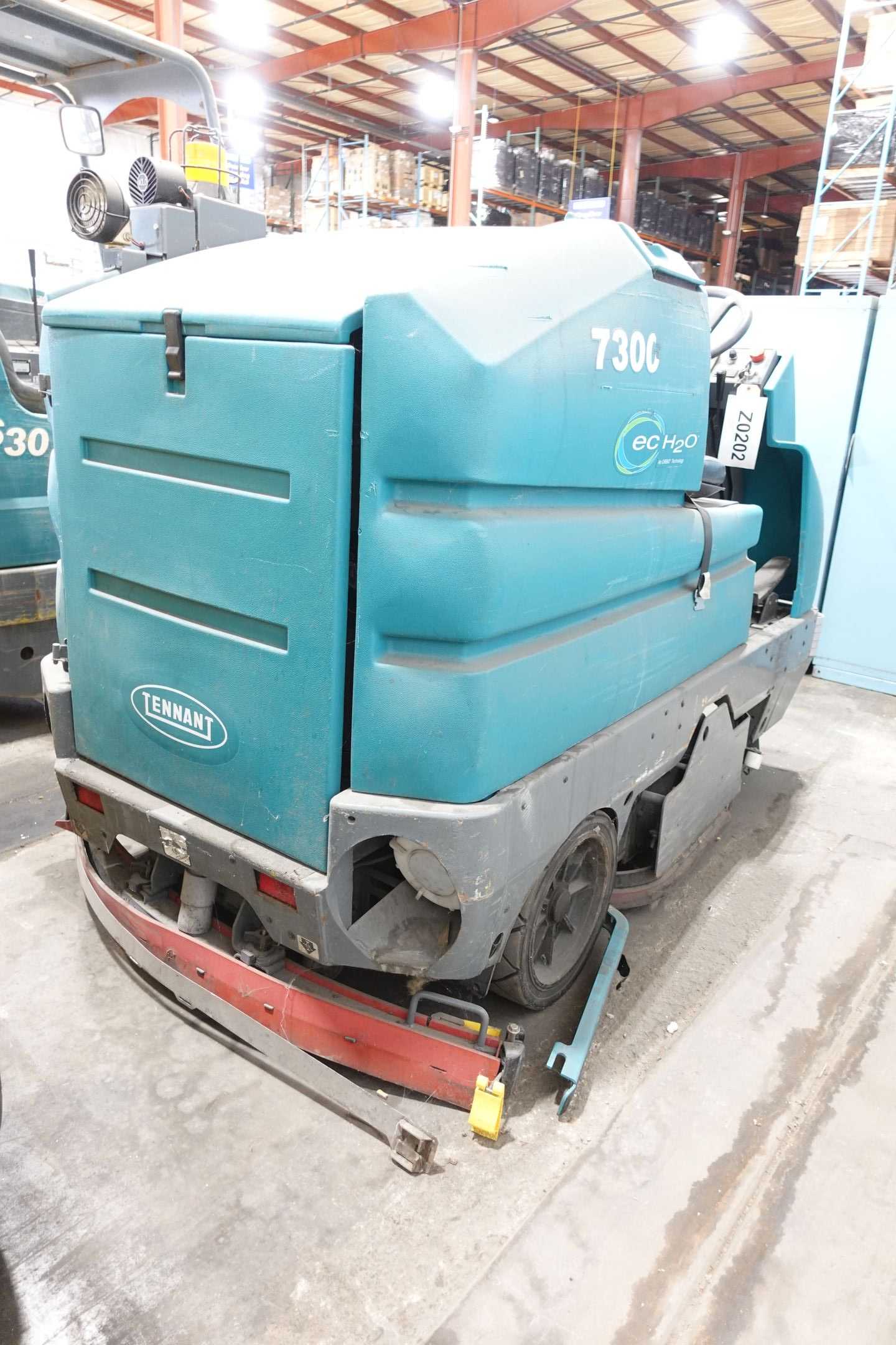 TENNANT 7300 EC H2O INDUSTRIAL FLOOR SCRUBBER - FLOOR SCRUBBERS