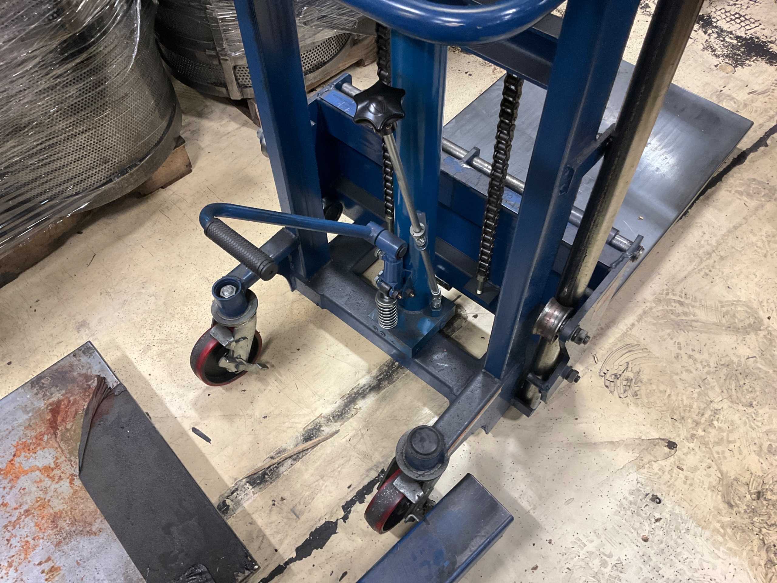 HYDRAULIC STRADDLE STACKER - LIFTING EQUIPMENT