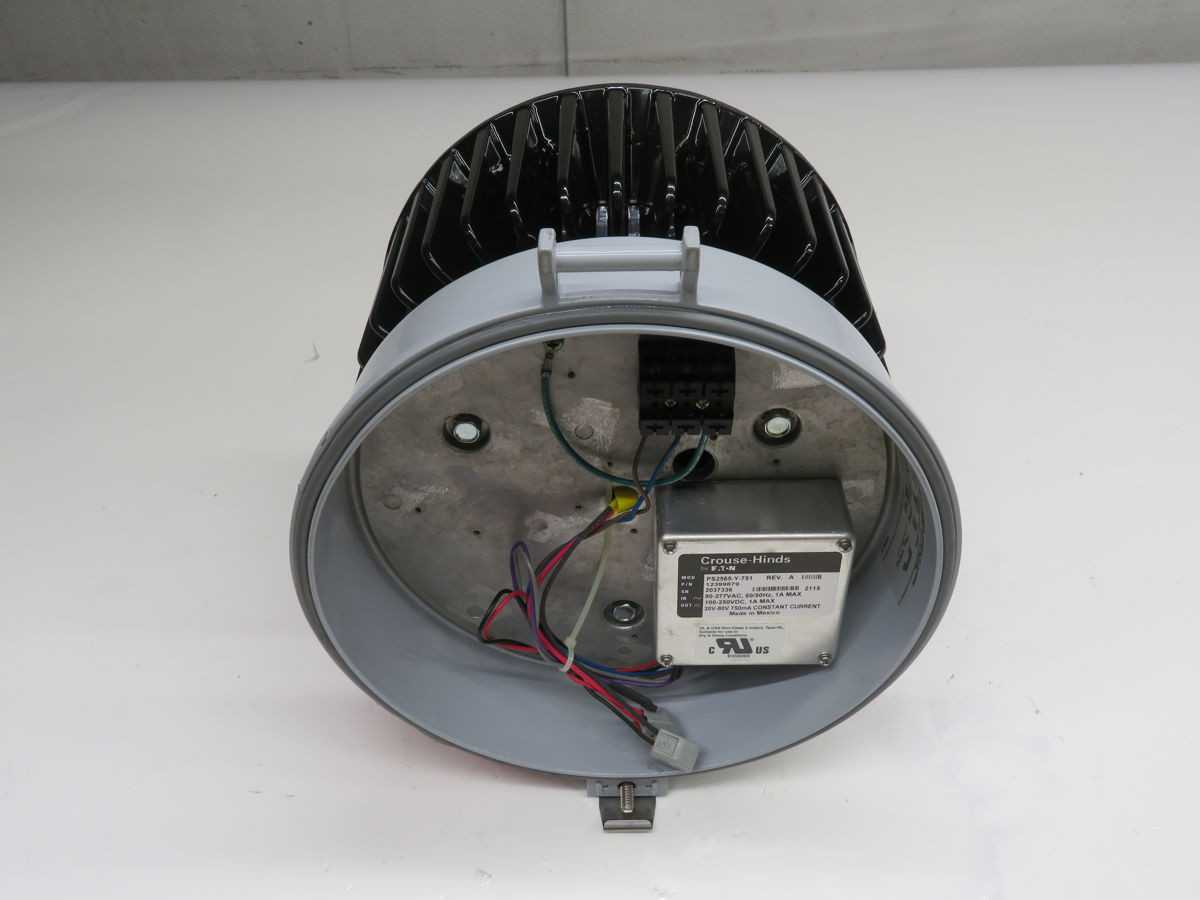 CROUSE-HINDS VMV5L/UNV1 LUMINAIRE, 41W POWER, 5000K CCT, 5000 LM OUTPUT, TYPE V OPTICS, SENSOR - LIGHT FIXTURES