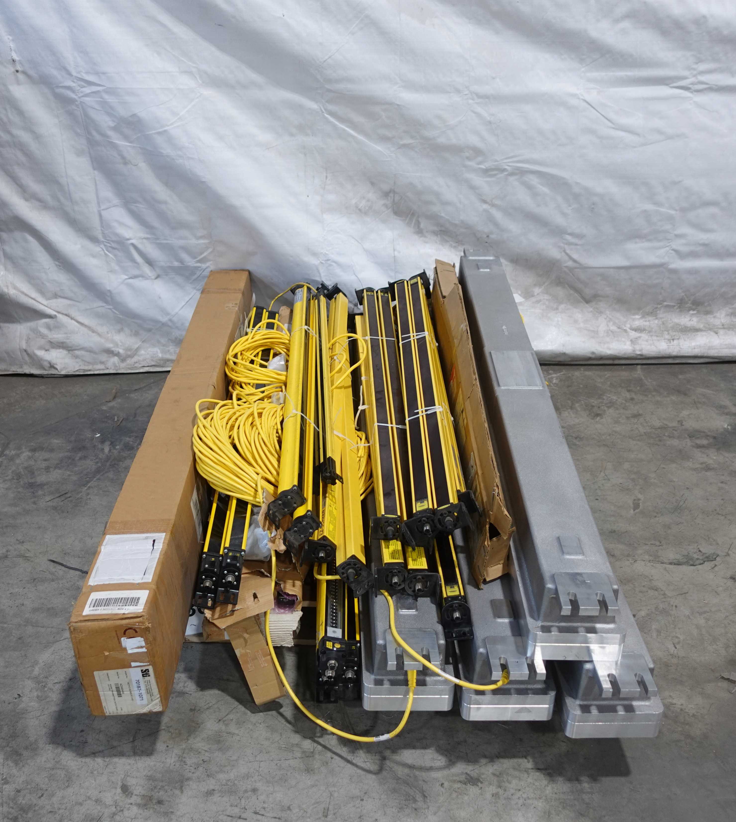 SKU 1739330 - PALLET OF ASSORTED LIGHT CURTAINS, OMRON, AB, BANNER, SICK, STI - SAFETY EQUIPMENT