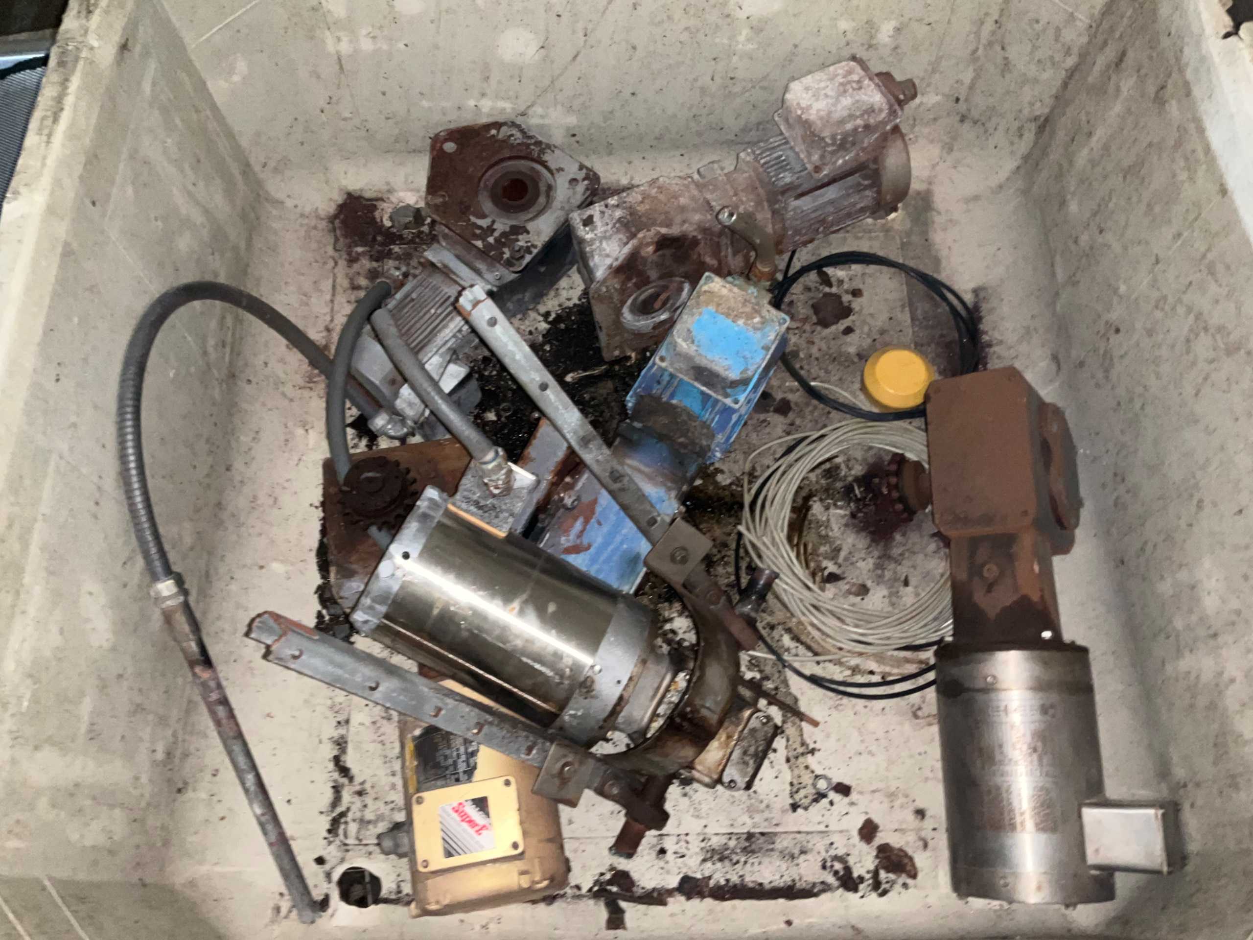 BULK QTY OF MOTORS - ELECTRIC MOTORS