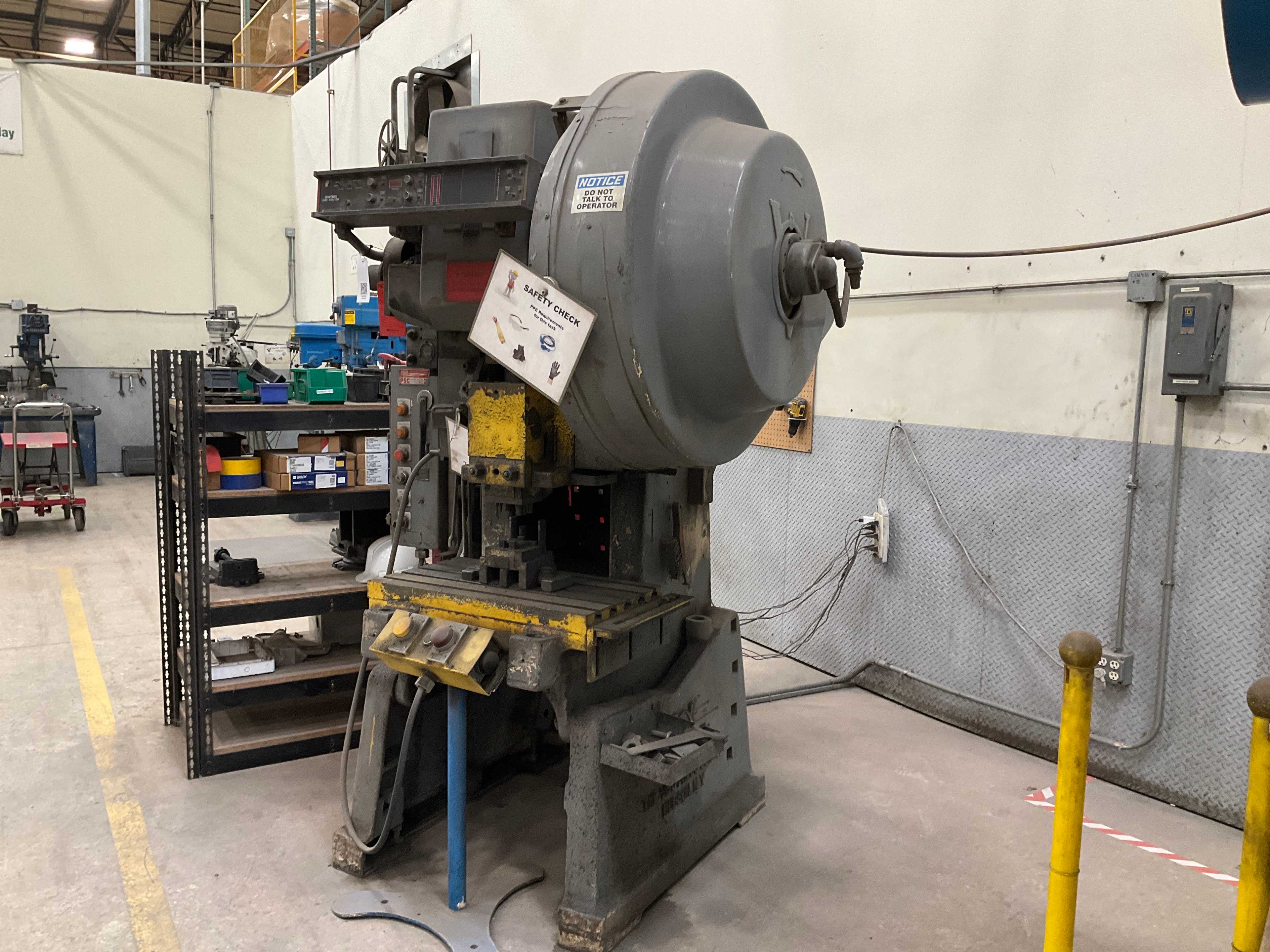 V&O PUNCHING MACHINE - SHEET METAL EQUIPMENT