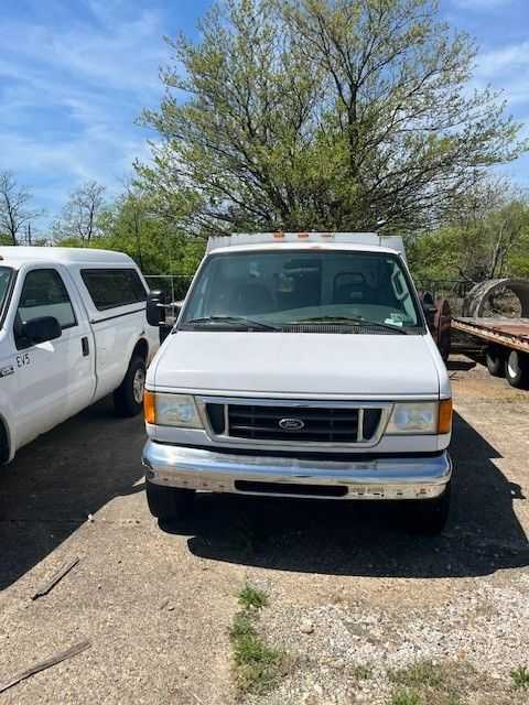 2005 FORD E-350 CARGO VAN - UTILITY VEHICLES