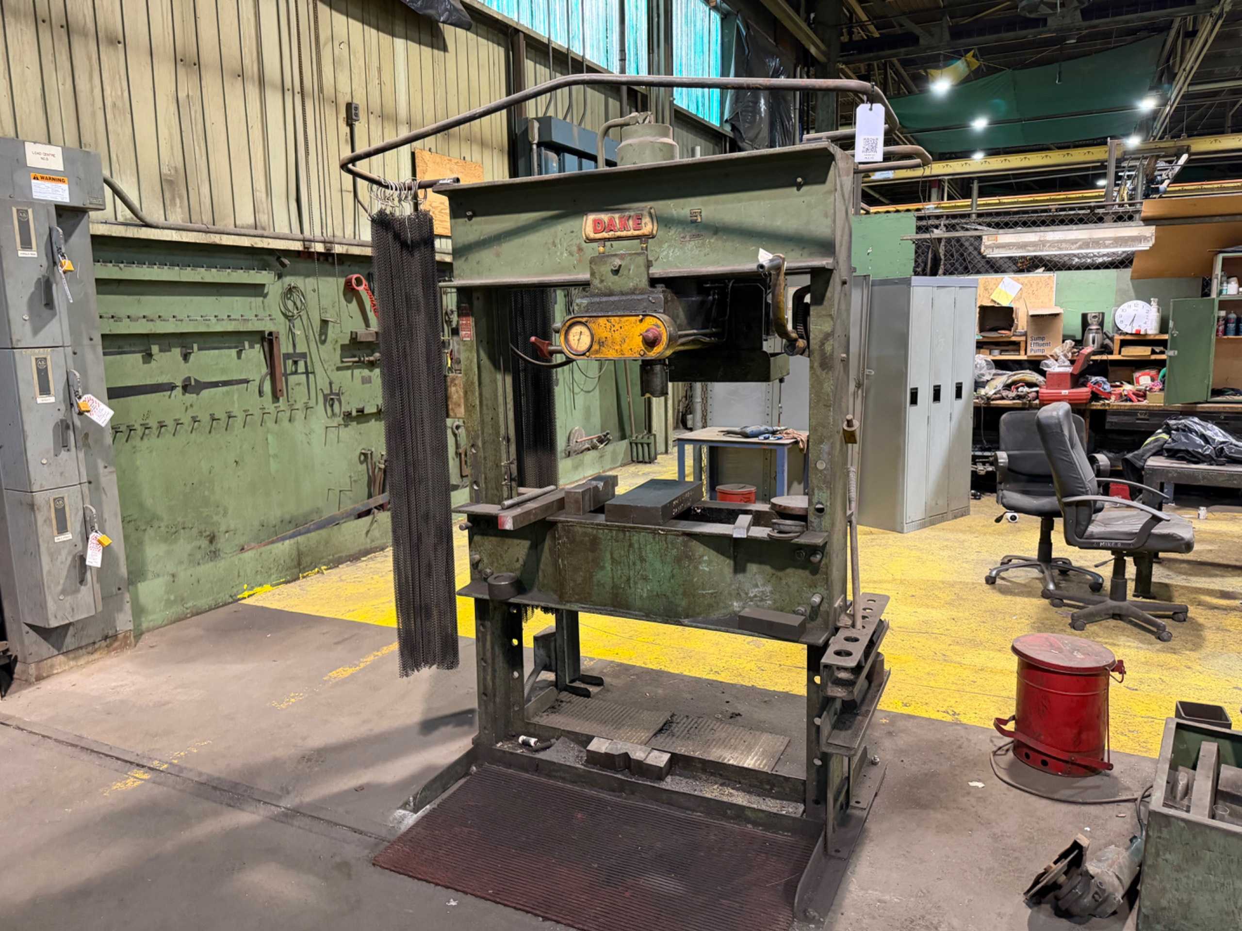 DAKE 5-017 75-TON HYDRAULIC H-FRAME PRESS, 4.5IN STROKE, 44IN BETWEEN UPRIGHTS, MANUAL PUMP - HYDRAULIC PRESSES