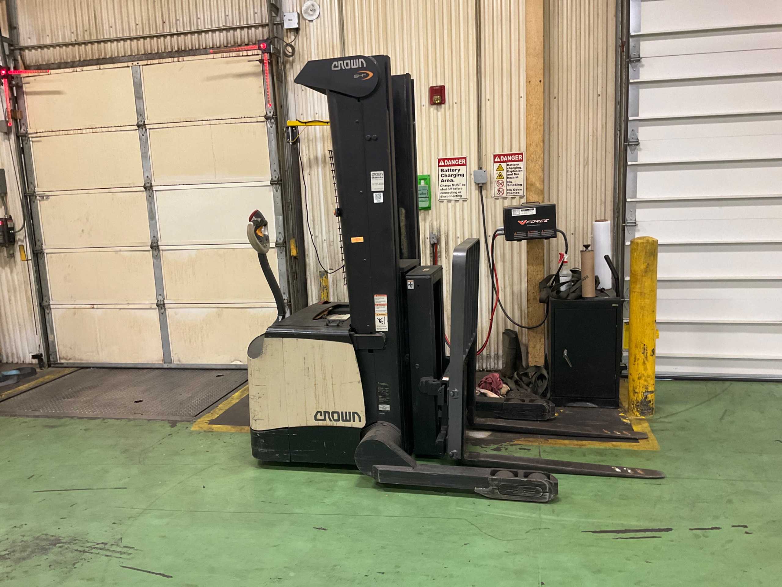 CROWN SHR5540-35 REACH TRUCK - REACH TRUCKS