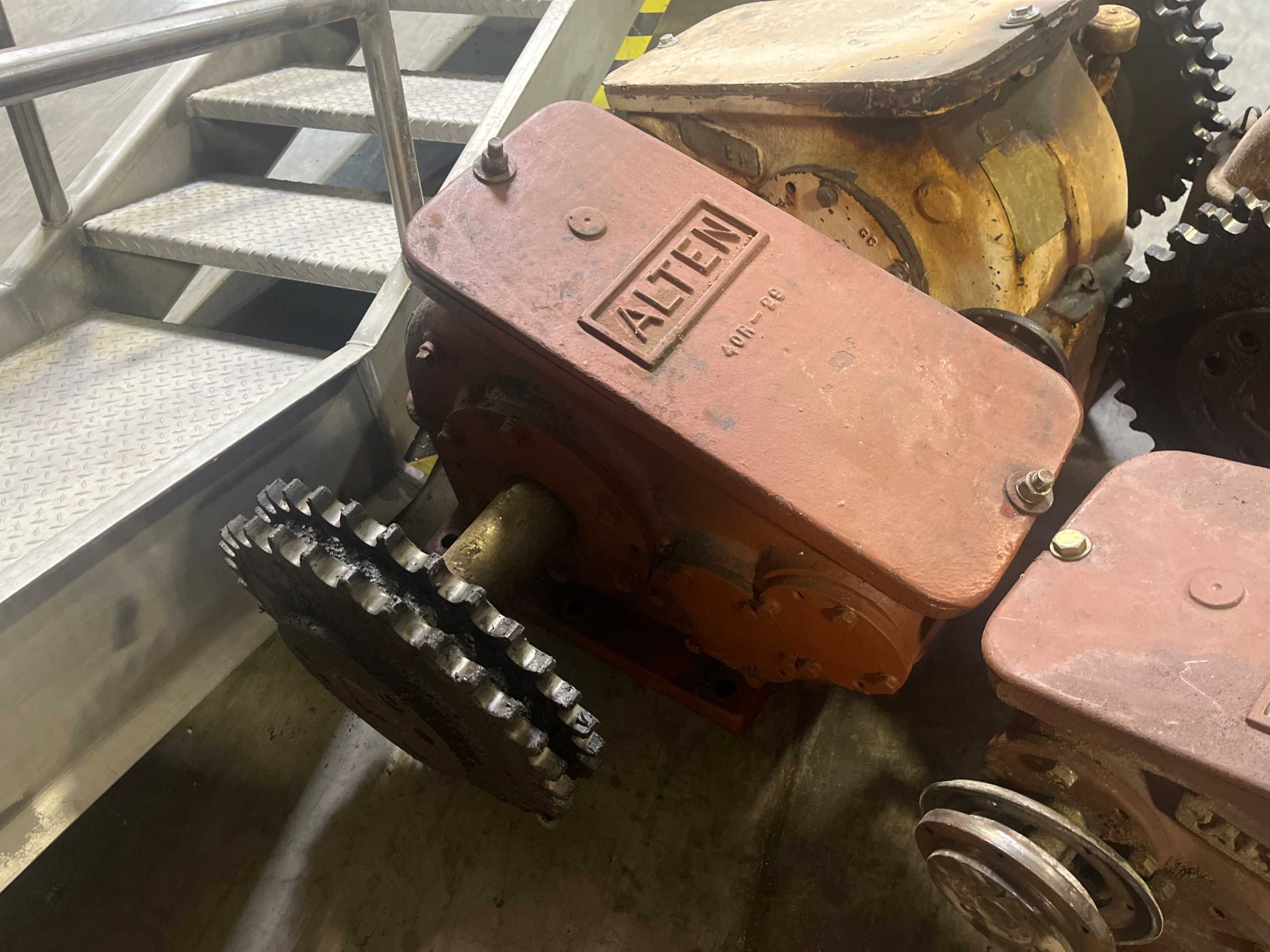 ALTEN ADG458-2M-11 ENCLOSED GEAR DRIVE - ENCLOSED GEAR DRIVE