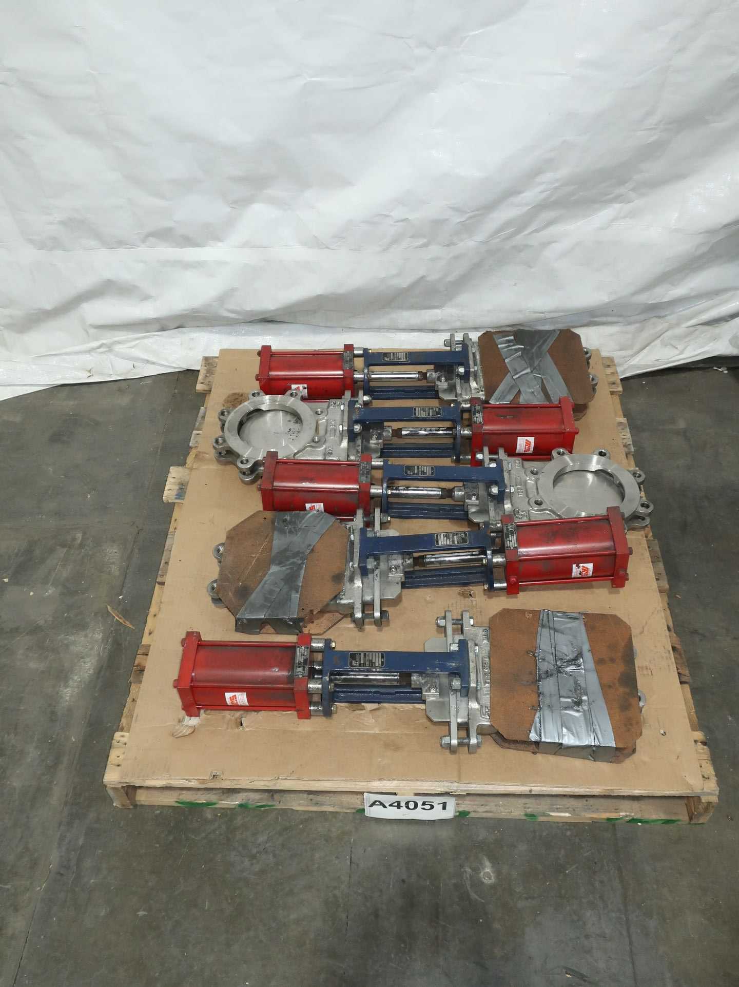 LOT OF 5 KNIFE GATE VALVES WITH PNEUMATIC ACTUATORS, RDC, FLOW CONTROL COMPONENTS - KNIFE GATE VALVE