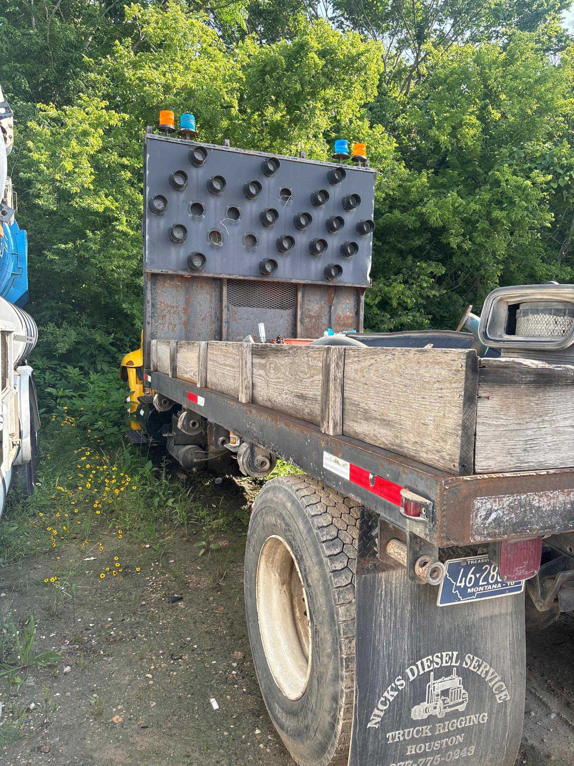 2005 INTERNATIONAL 4300 FLATBED TRUCK - FLATBED TRUCKS