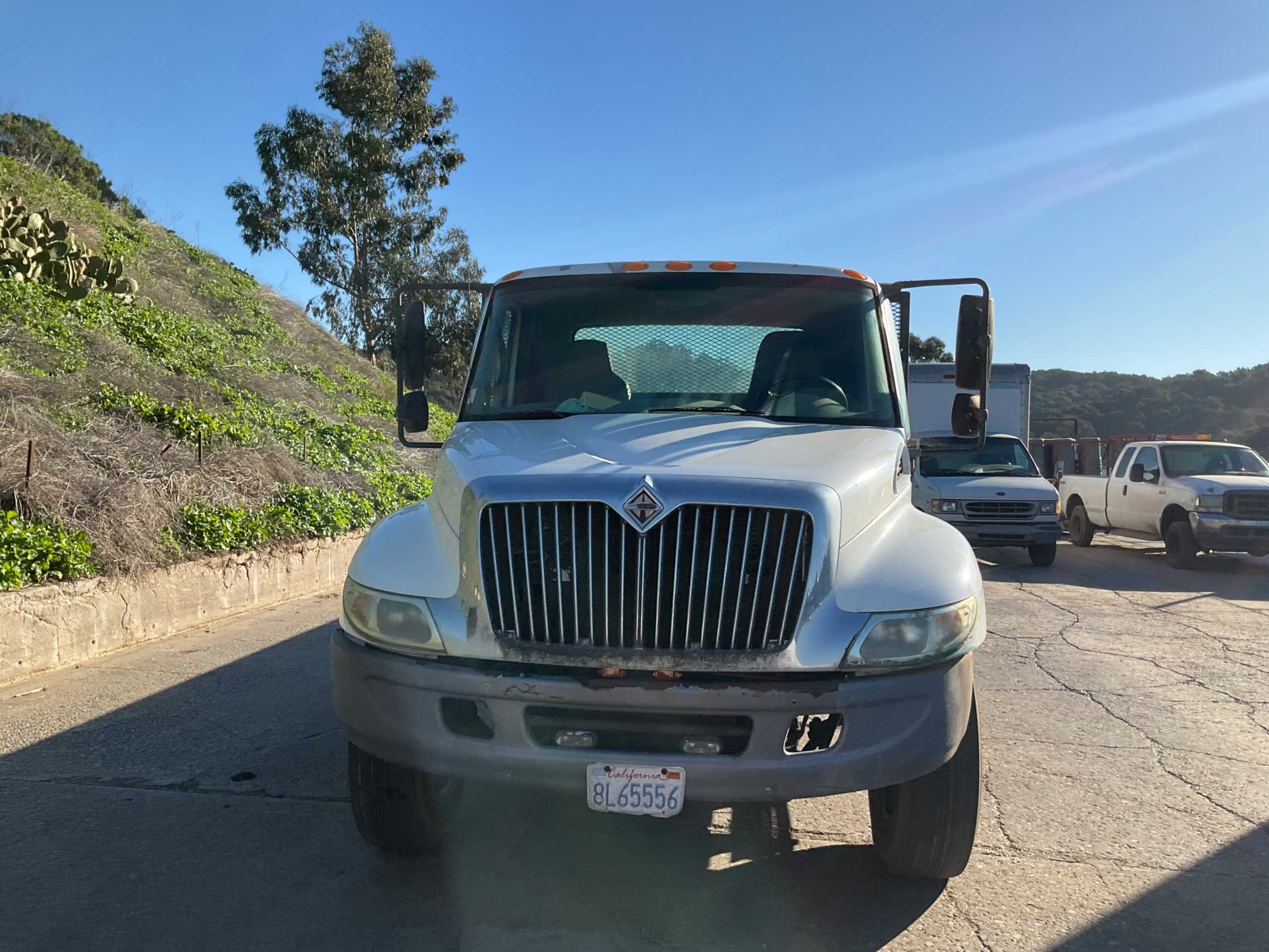 2003 INTERNATIONAL 4300 SBA 4X2 FLATBED TRUCK - FLATBED TRUCK