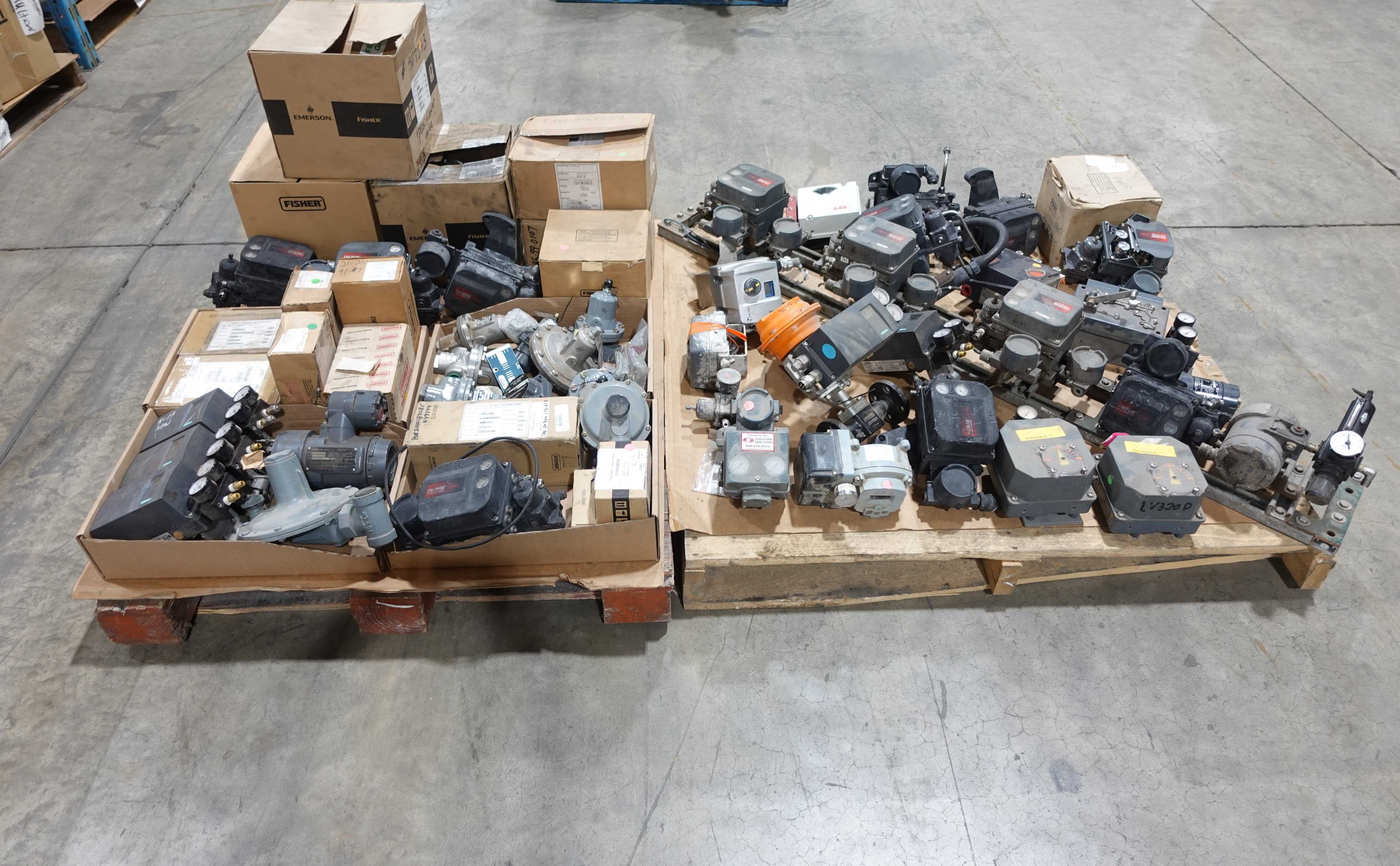 2 PALLETS OF ASSORTED VALVE POSITIONERS AND INDICATORS, FISHER, ABB, SIEMENS, MASONEILAN - VALVE POSITIONERS & INDICATORS